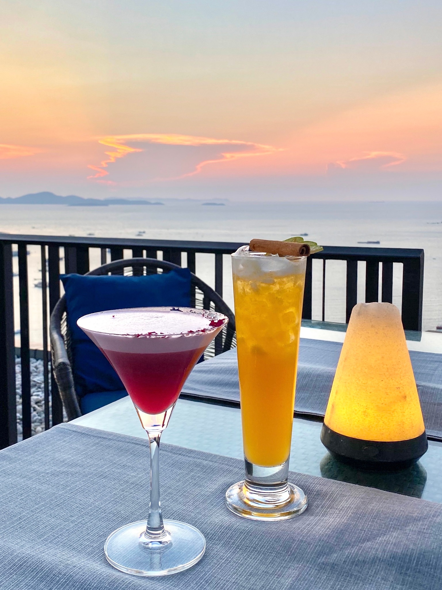 Horizon Rooftop Restaurant & Bar - 𝐖𝐡𝐞𝐧 𝐭𝐡𝐞 𝐬𝐤𝐲 𝐭𝐮𝐫𝐧𝐬 𝐩𝐢𝐧𝐤, 𝐢𝐭’𝐬 𝐭𝐢𝐦𝐞 ...
