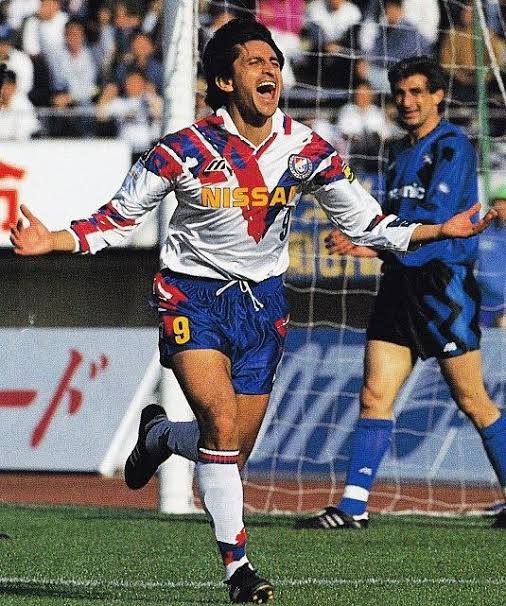 El delantero argentino Ramón Díaz celebrando un gol con Yokohama