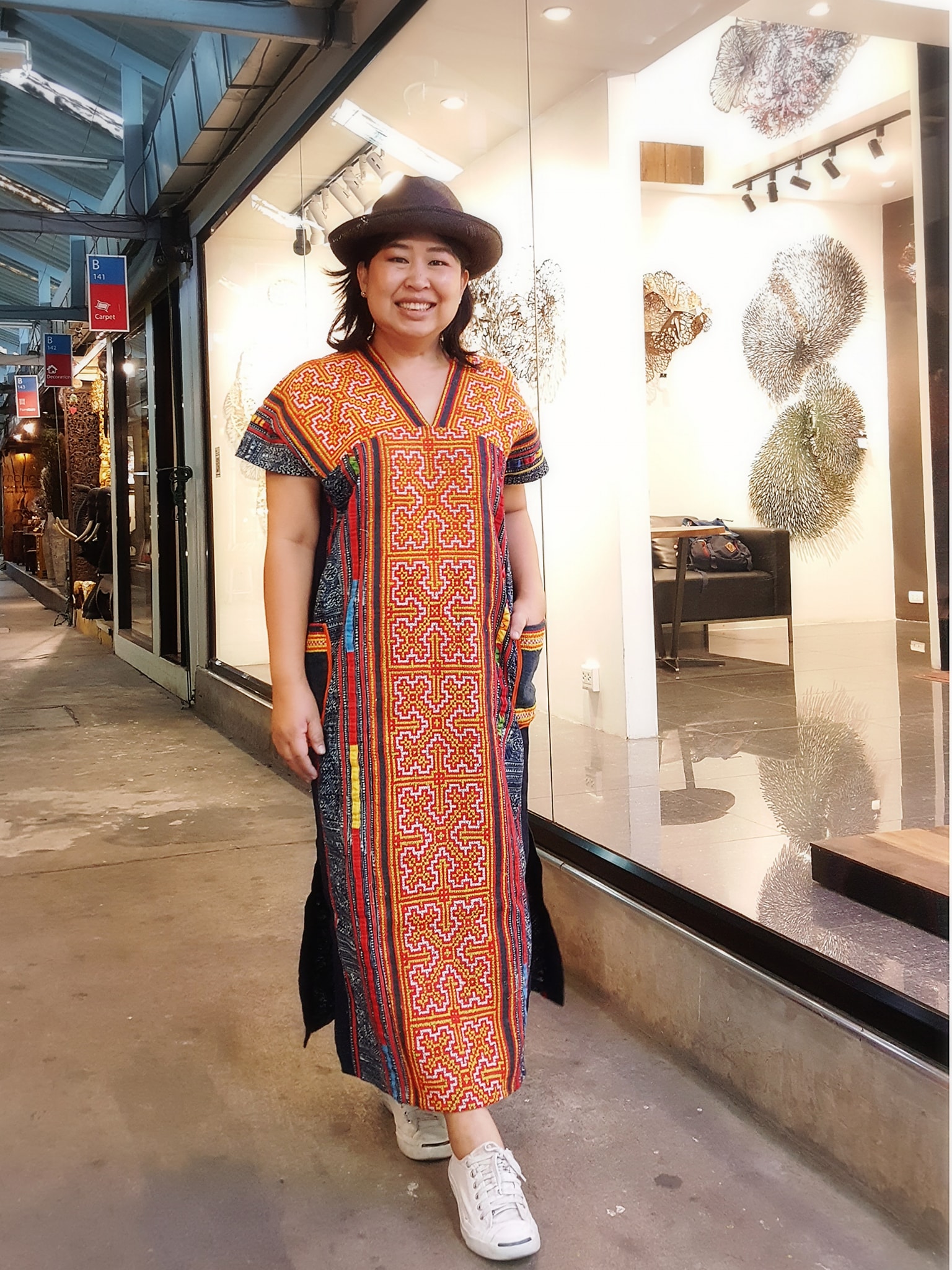 เดรสยาว ผ้าใยกัญชงทอมือ ปักมือ สีสดใสเลย ทรงคอวี ตัดต่อช่วงอกใส่แล้ว ...