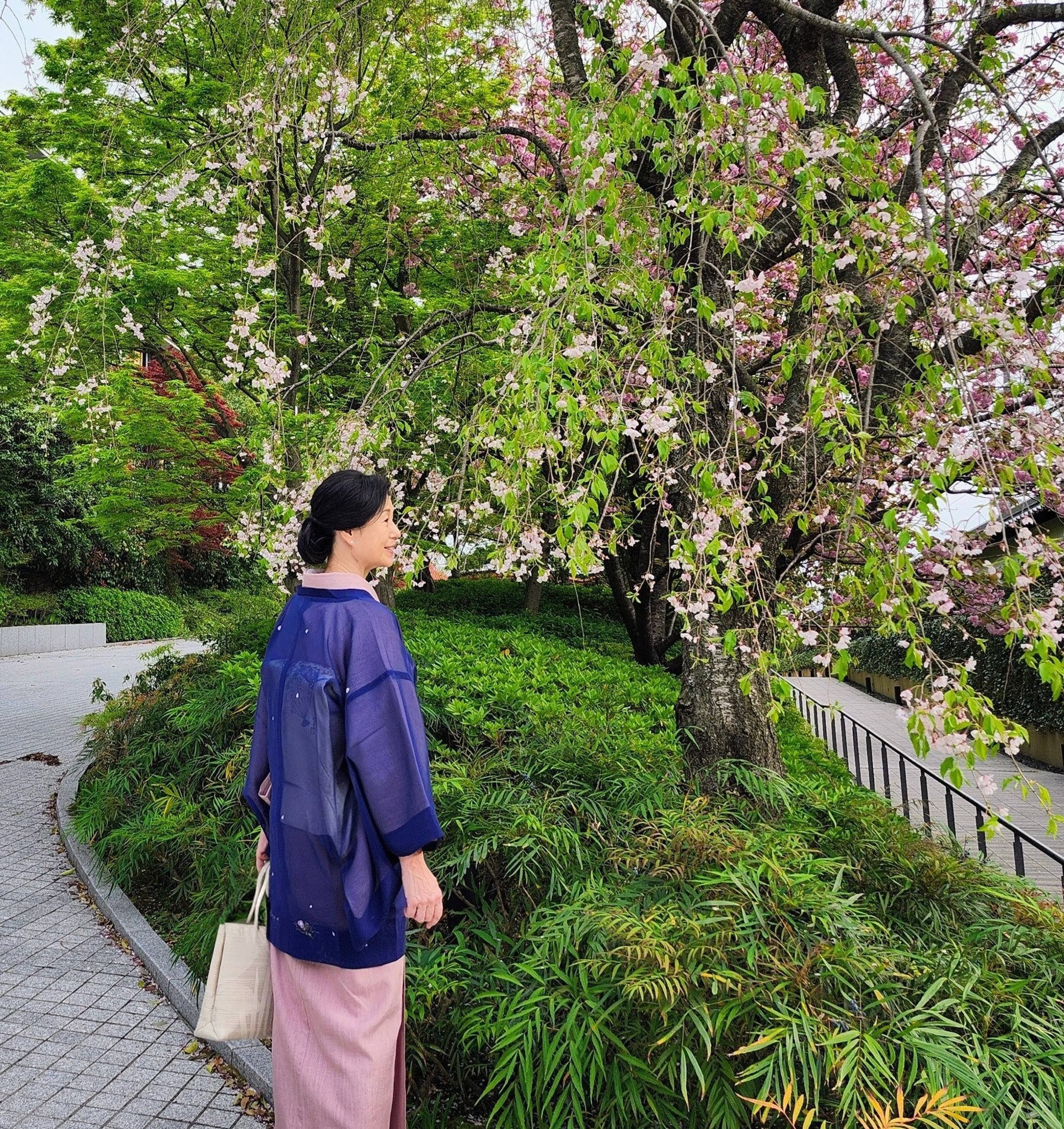 羽織物が必須の京都… オーバーツーリズムの京都 振り向き様のリュック 