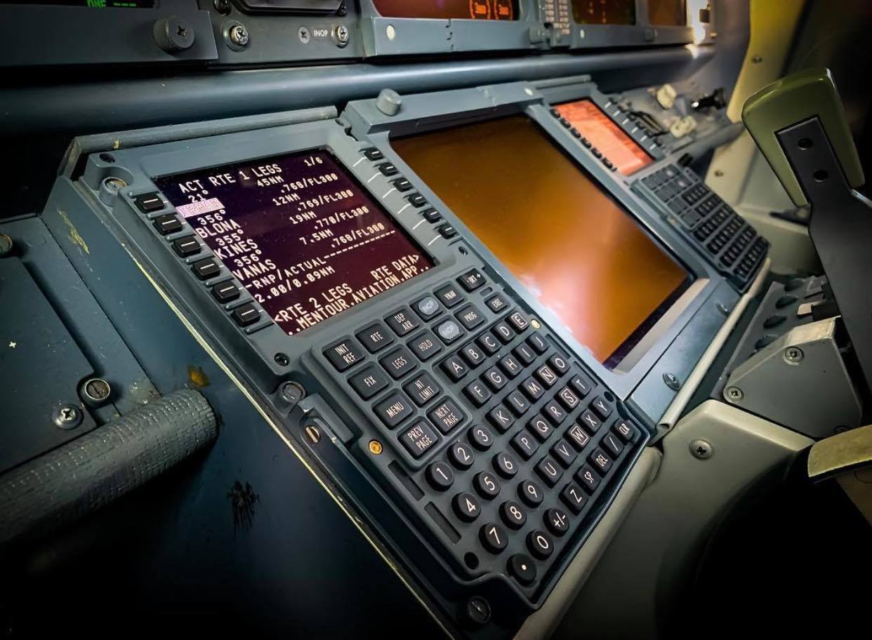 MenTour Pilot - The FMC/CDU, short for Flight Management... | Facebook