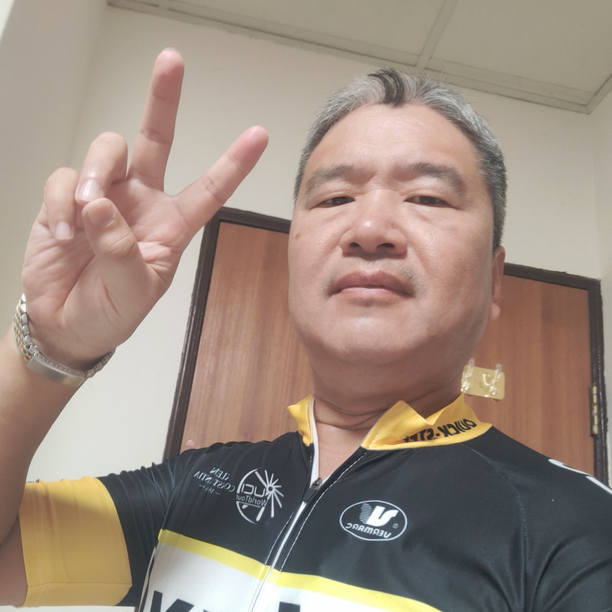 吳有吉 - 女朋友還在天上飛， 保險公司就寄了一張支票給她！ 老吳再叫她買郵輪去玩一個月算了！... | Facebook
