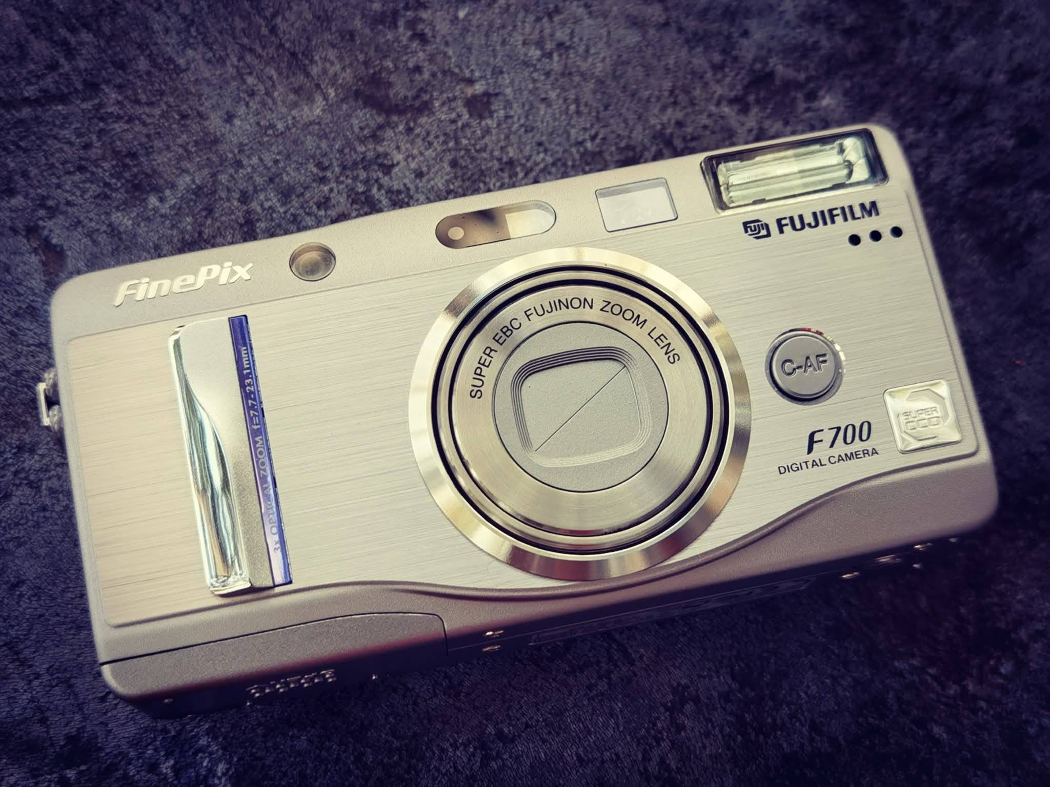 FinePix F700 SuperCCD camera review after 22 years