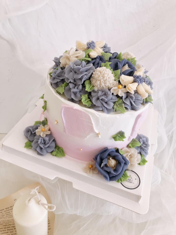 Chapter N28 Cake Studio 6吋捧花款裱花蛋糕尺寸 6吋款式 捧花款抹面 粉紫渲染色系 白 紫需求 金箔裝飾 全手工製作 數量有限 若當日訂單額滿 恕不接單 懇請提前預訂及討論配色 設計 需求 訂購前請先閱讀精選動態 訂購須知 只限台中面交自取無