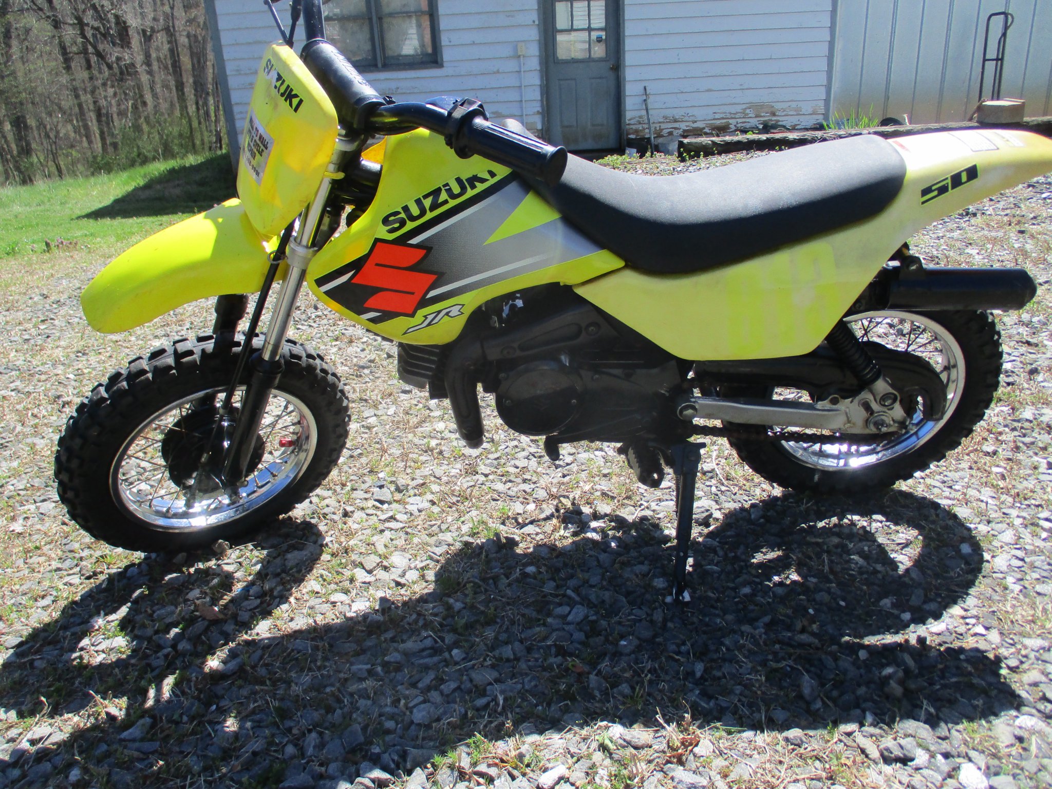 Suzuki Jr 50 beginners' motorcycle with training wheels - Motorcycles ...