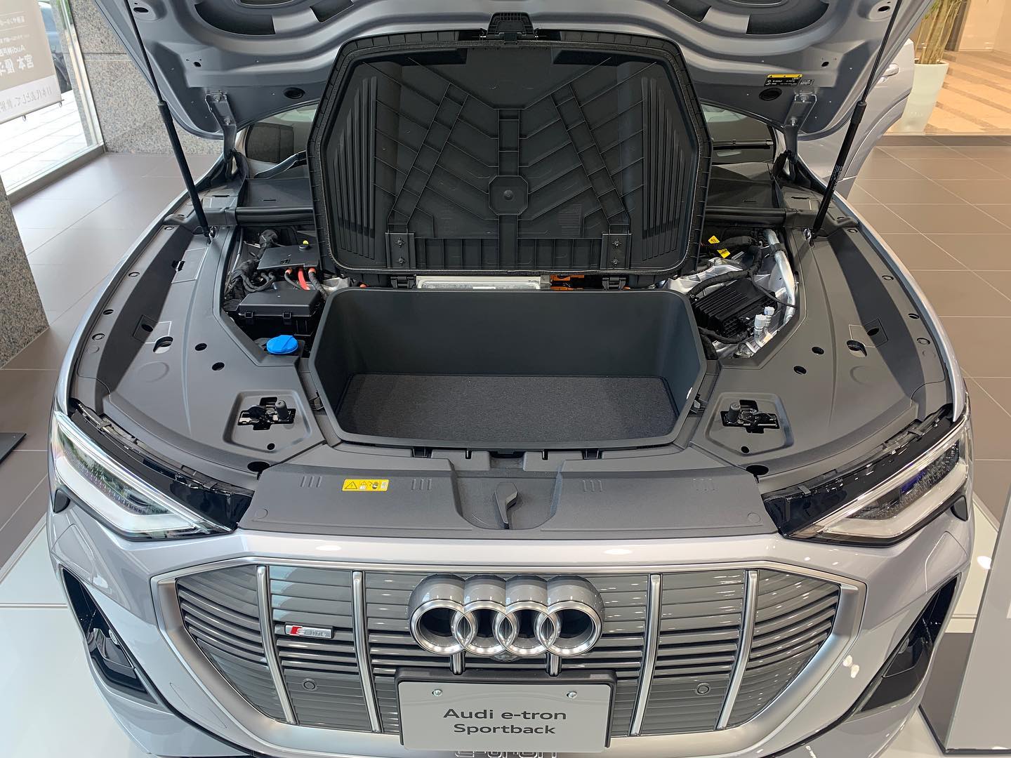 Audi神戸 - . Audi e-tronフロントボンネット下には 容量60ℓのスペース 