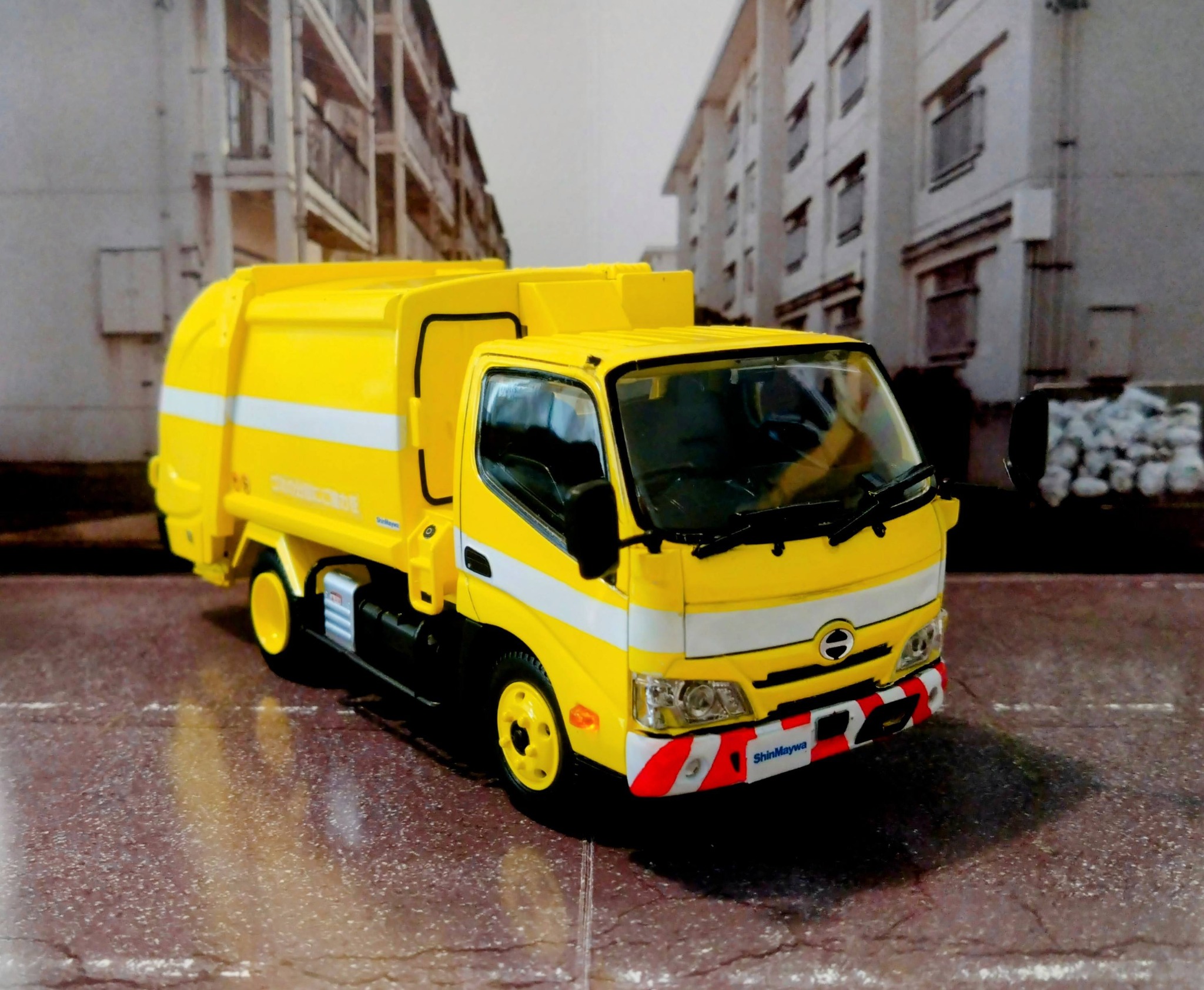 アオシマ1/32 楽プラ 日野デュトロ パッカー車