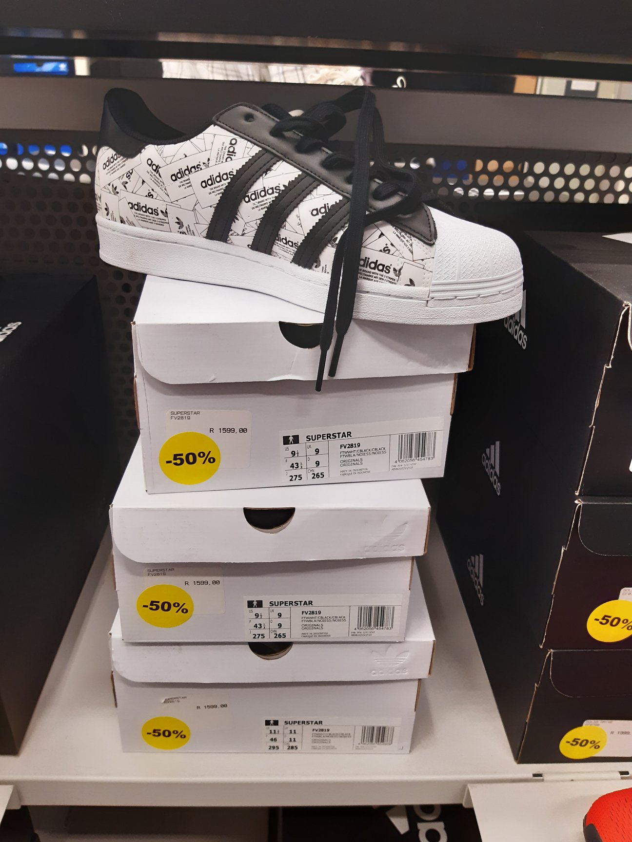 A12 - ADIDAS - 021 906 0659 The sale continue at Adidas and it