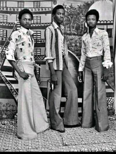 Hello gentlemen? Is there any legend who put on such fashions? That's how our 80s men dressed? The bell bottoms 🤣