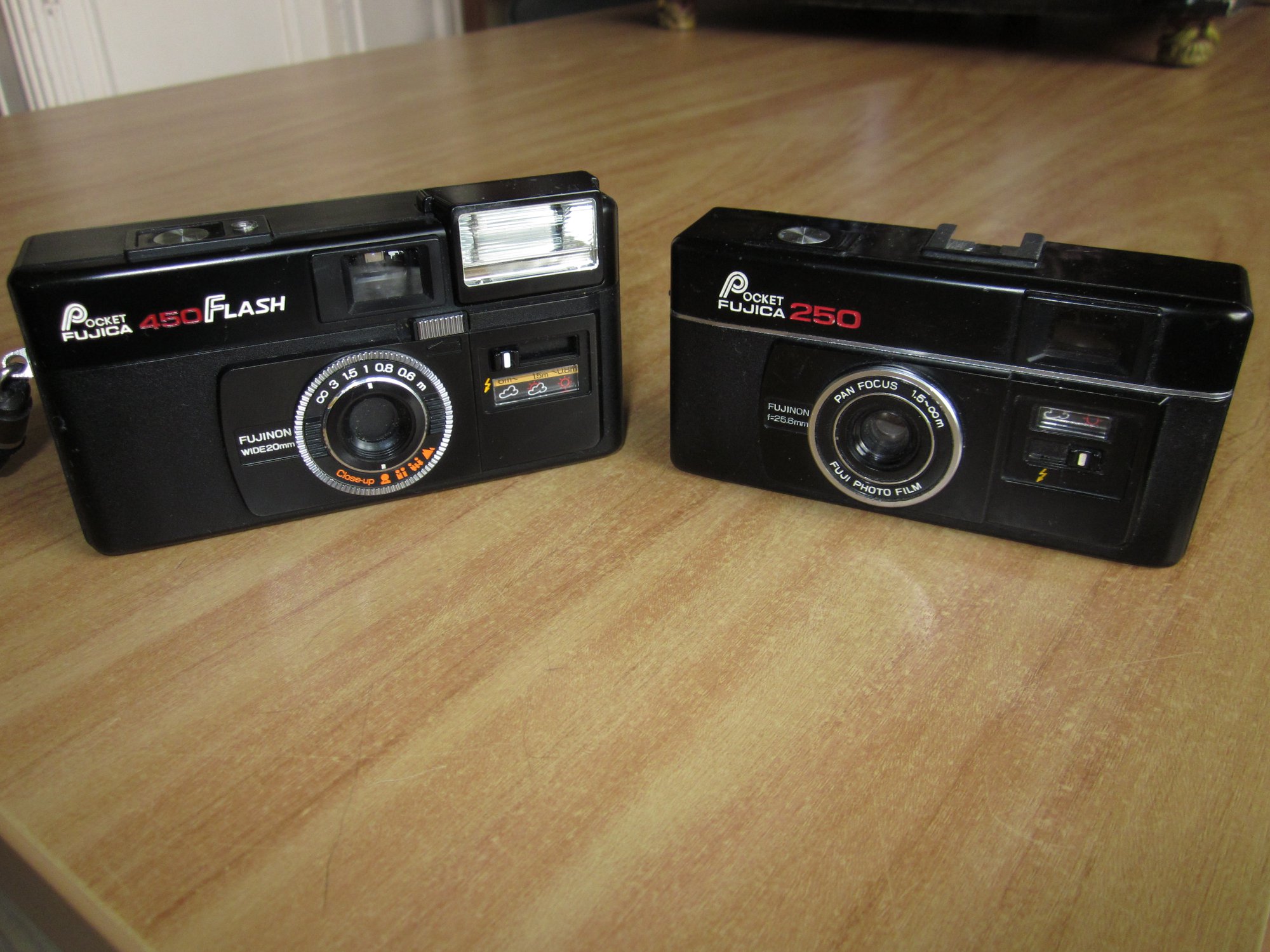This time I introduce the Fujica Pocket 250 and Fujica Pocket 450
