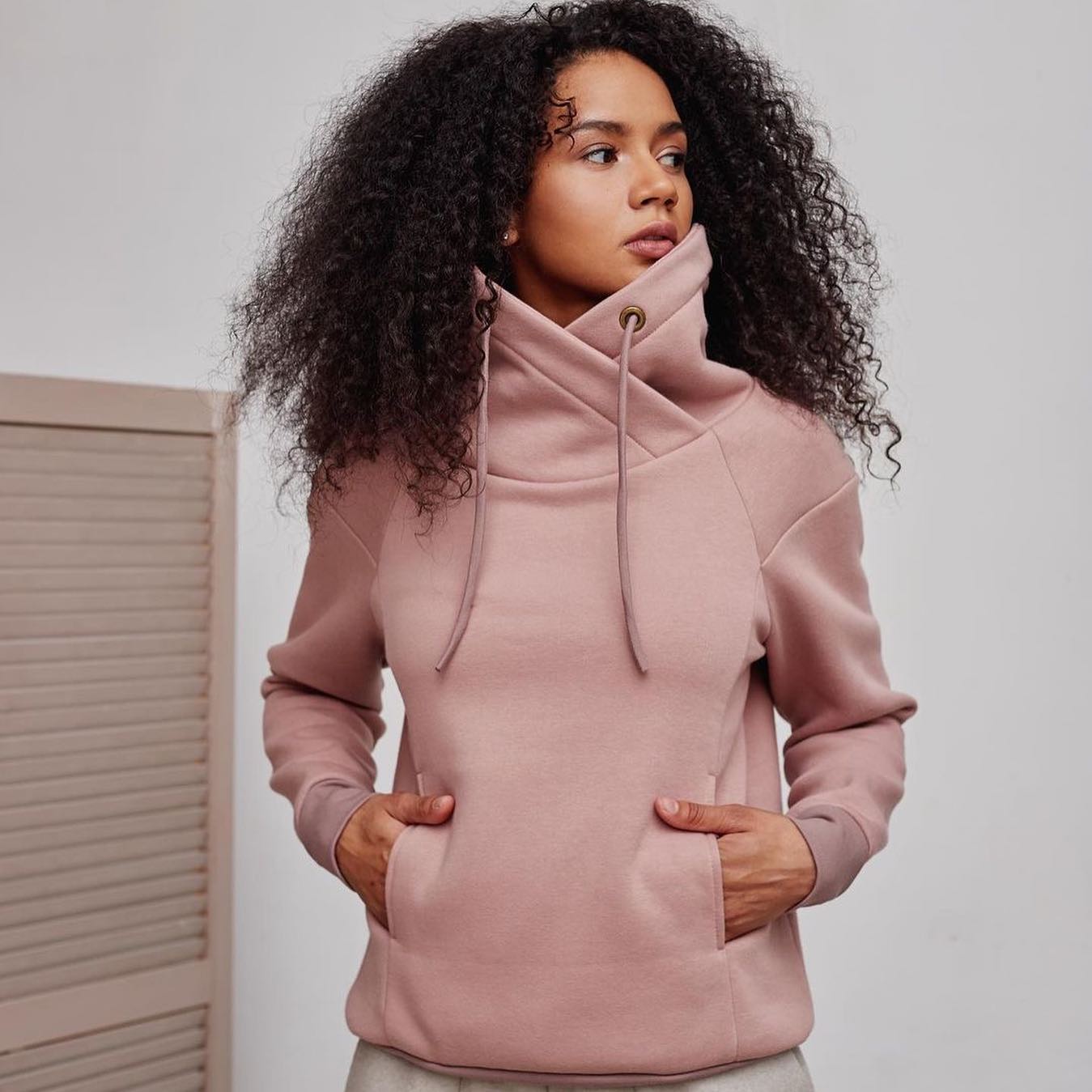 Highneck sleeveless hoodies with detachable Hood. Front zip, side 