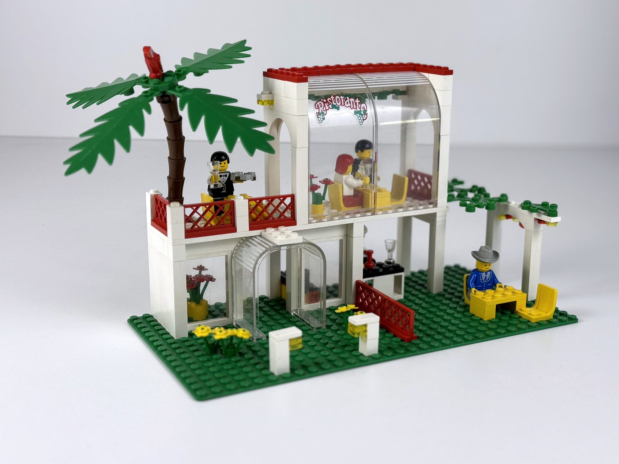 Classic Lego Breezeway Cafe set from 1990