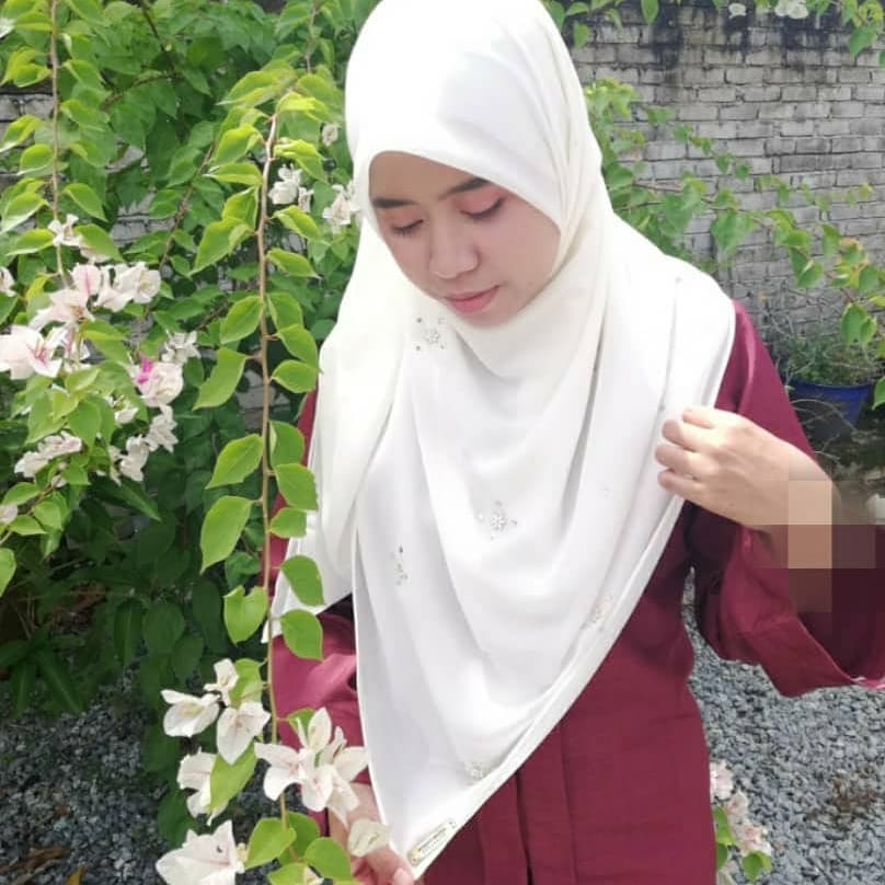 Miszayu Medina Warna Pearl Ala Ala Putih Off White Ni Memang Wajib Ada Untuk Setiap Hijabi Senang Nak Matching Kan Segala Warna Baju Confirm Sesuai Je Squarescarfhannah Miszayumedina Bawalsenangjadi Teamawningonpoint Teambawalcantik