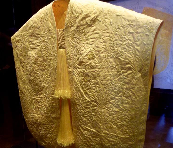 golden spider silk dress ✨A Woven From Wonders Of Nature ✨ “🕸️A million spiders, One magical dress 💛 Natures rarest , woman with wonder. #GoldenThreads # SpiderSilk. #FashionMiracle #NatureMeatsArt” Can you imagine a dress collection: fulldiscountapplicable
