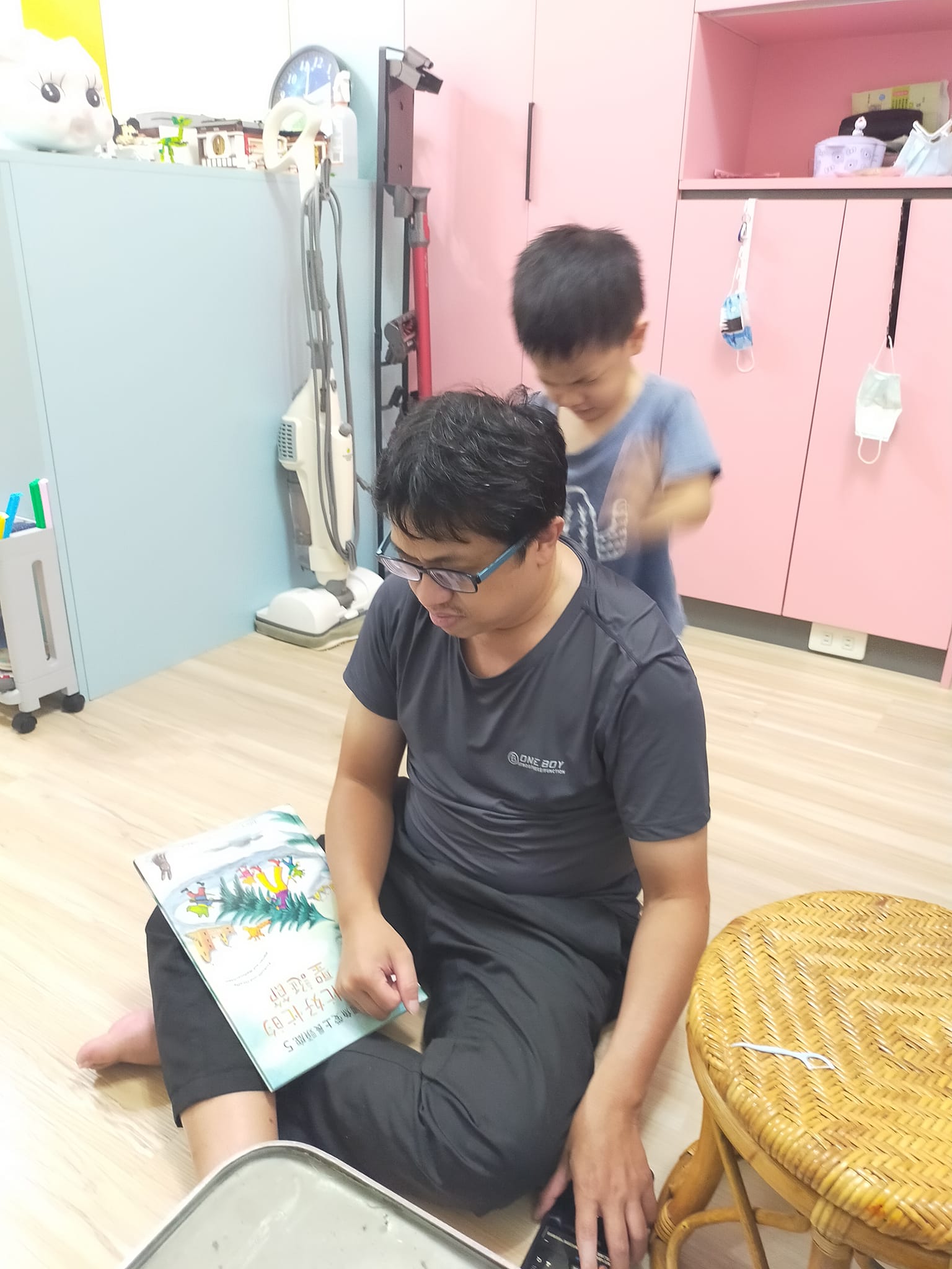 幫爸爸搥搥背消除疲勞 再來讀繪本 😄😄😄 . . . #樂3y7m4d... - 恩 Enoch & 樂 Caleb