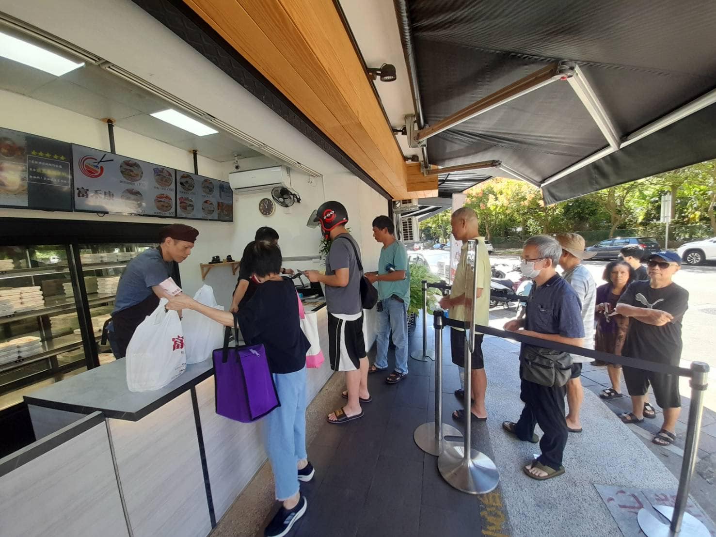富禾康無油炸飯包 - 📣 報告報告 活動開跑啦 📣 感謝大家的熱烈支持 不到11點就開始排隊啦...