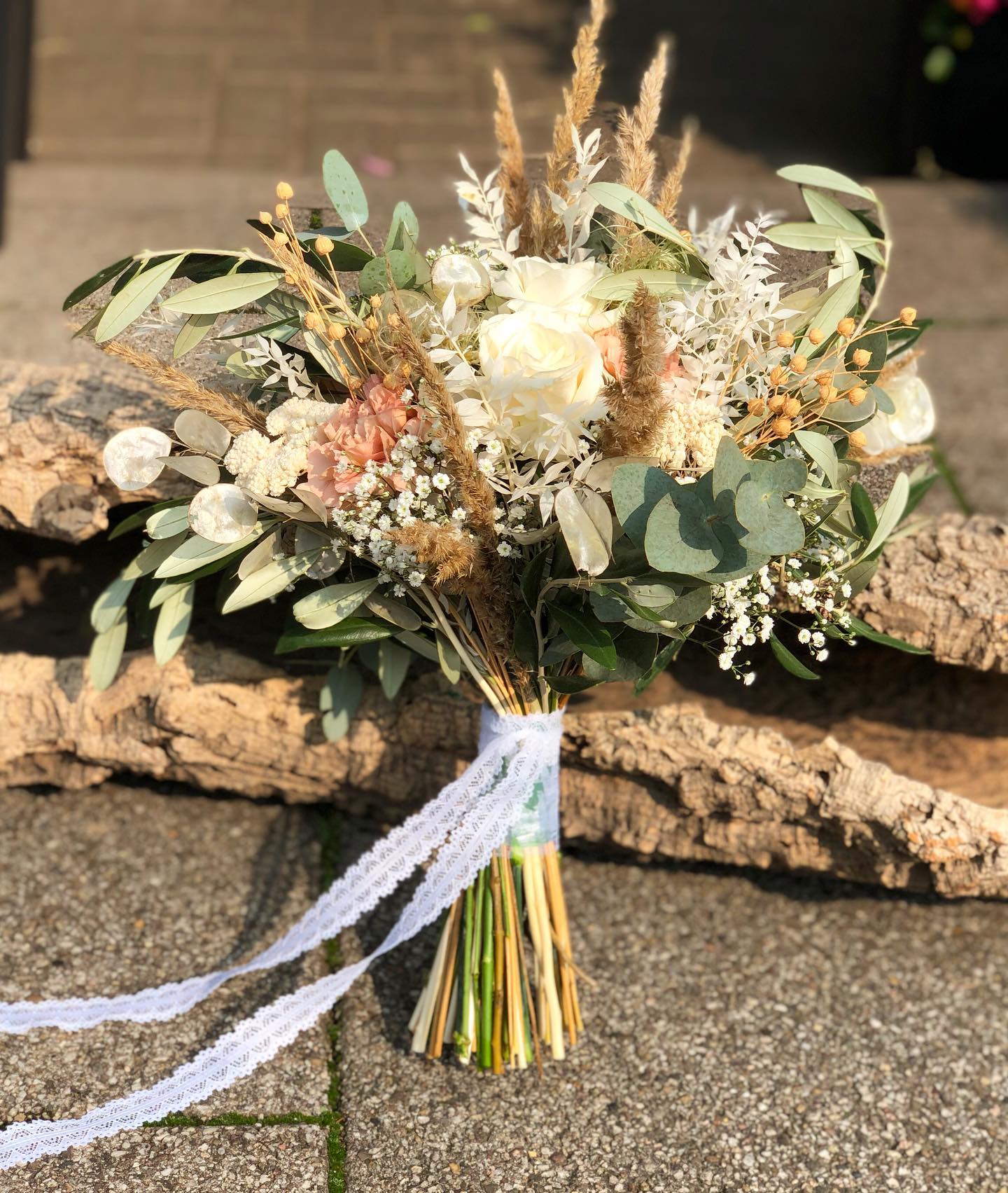 Brautstrauss mit Trockenblumen, gemischt mit Rosen und Nelken. Wir lieben den Boho Style! 😍 #vintage #boho #bohowedding #bohobride #bohobrautstrauß #pampasgras #pampasgrassweddingflowers #pampasgrass #hochzeit #wedding #blattgoldbremen
