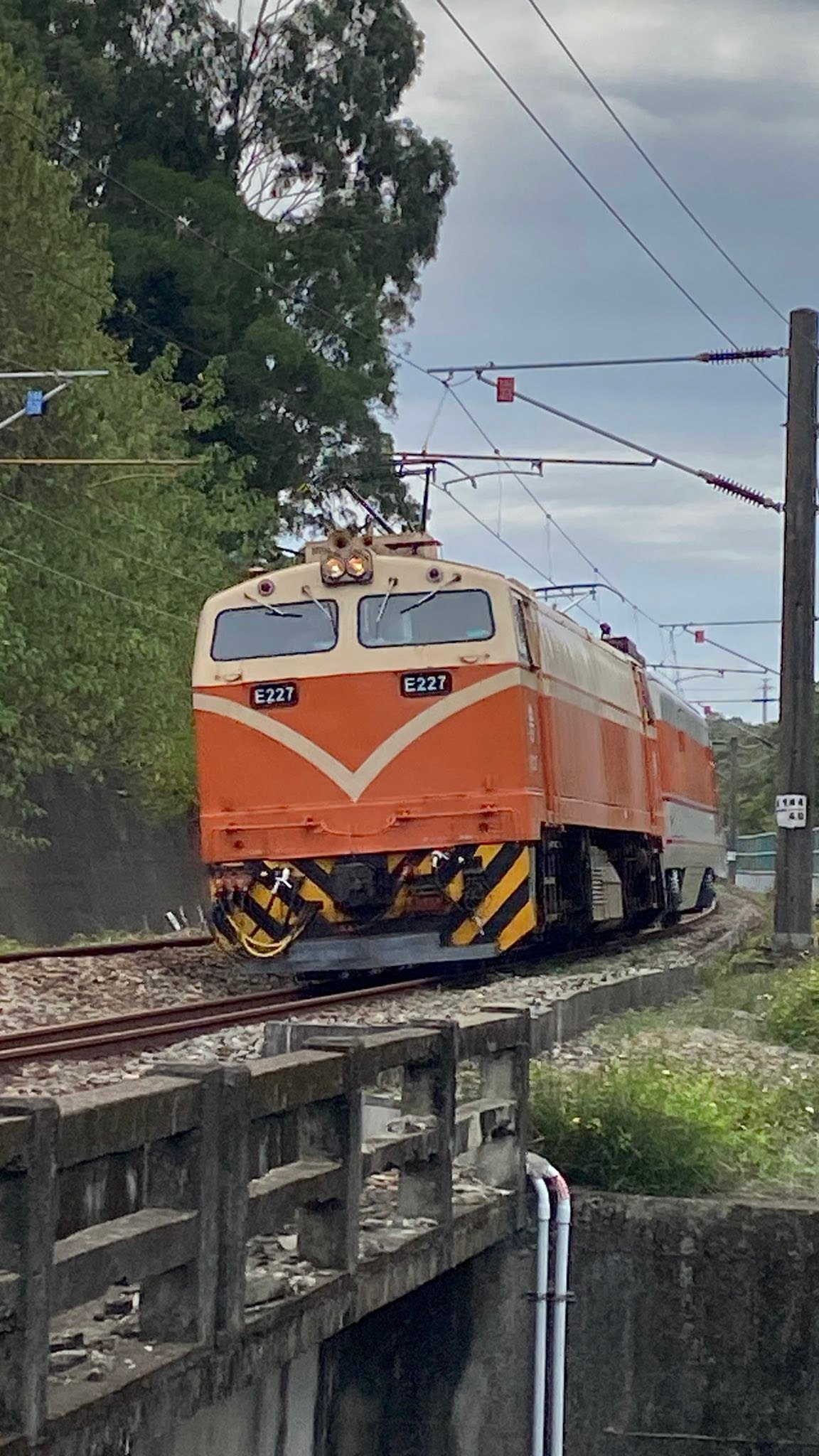 2025/11/27溜下南勢坡的試運轉E227電鍋頭+E1014🐷頭 | Facebook