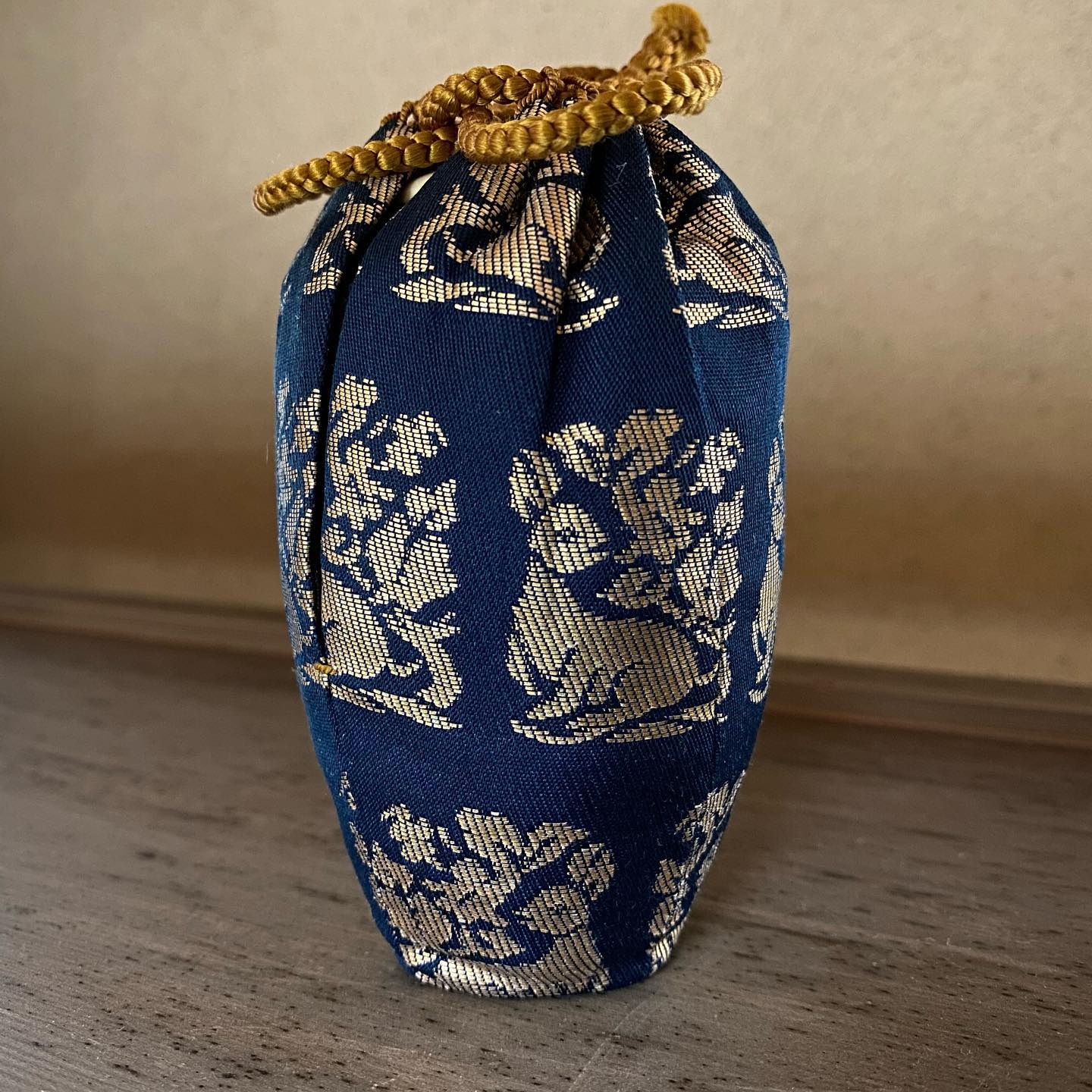 茶道会館 - 茶入の仕覆・角倉花兎 #茶道 #茶会 #茶道会館 #茶道具