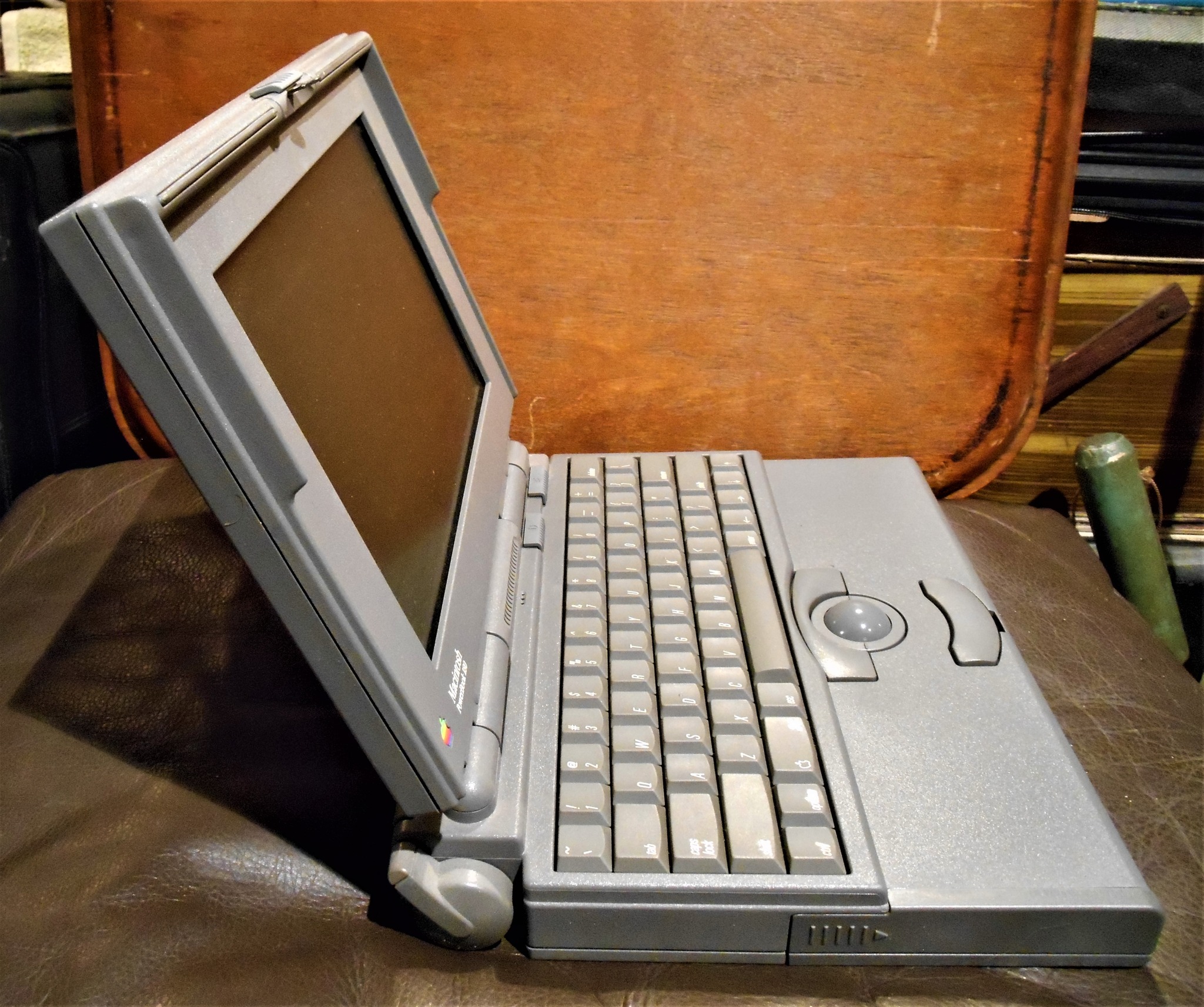 A lovely PowerBook 170 running MacOS 7 joined my Apple collection