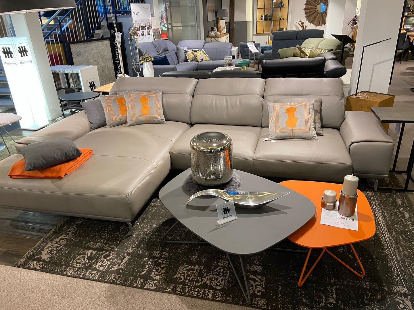 Ausstellungsstück zum Aktionspreis: Dieses wunderschöne Musterring Sofa mit elektrischer Tiefenverstellung in taupefarbenem Leder ist auf der Suche nach seinem neuen Zuhause 🏡! Alle Kopfstützen sind manuell verstellbar und ermöglichen maximalen