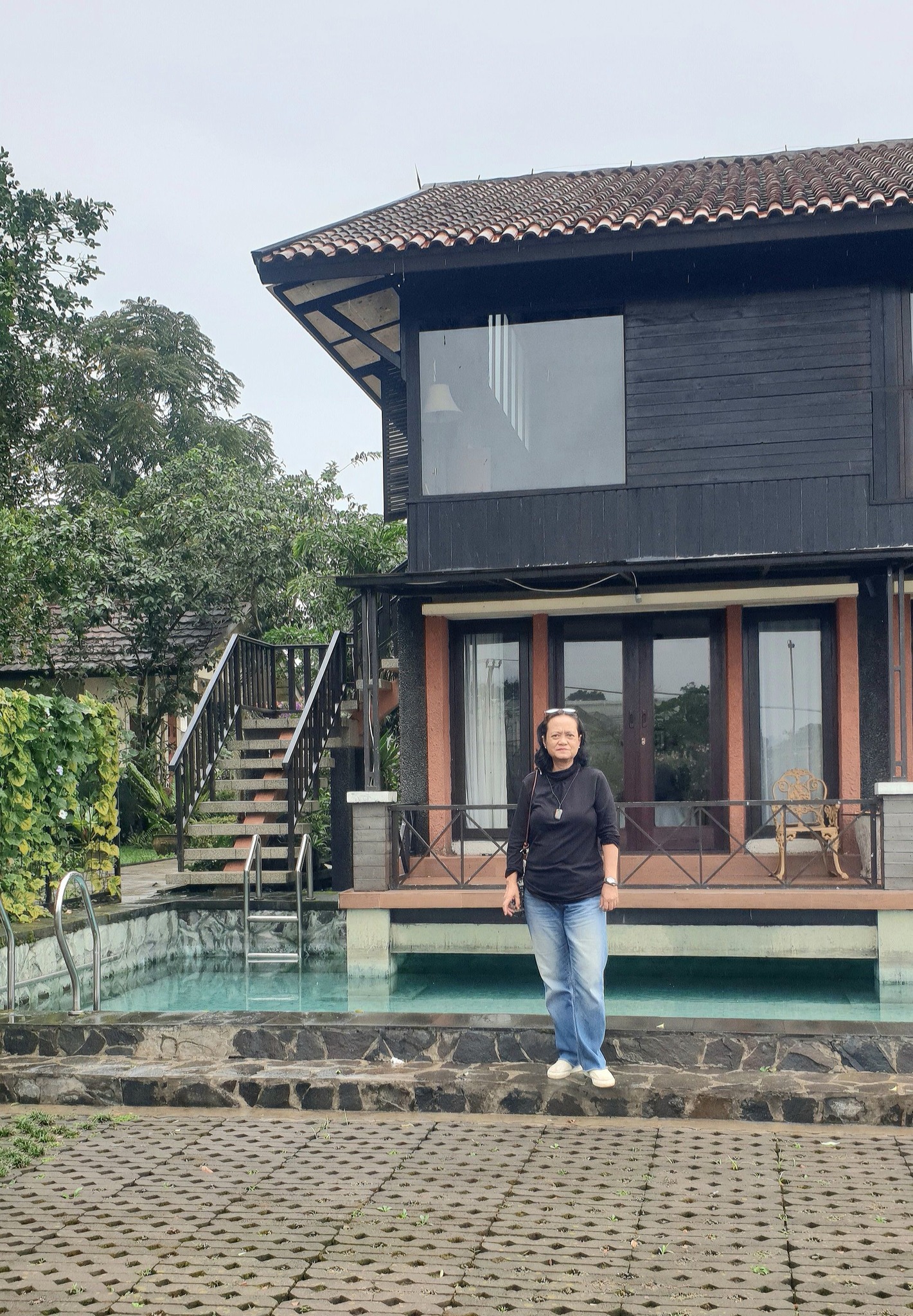 Riani Sri R