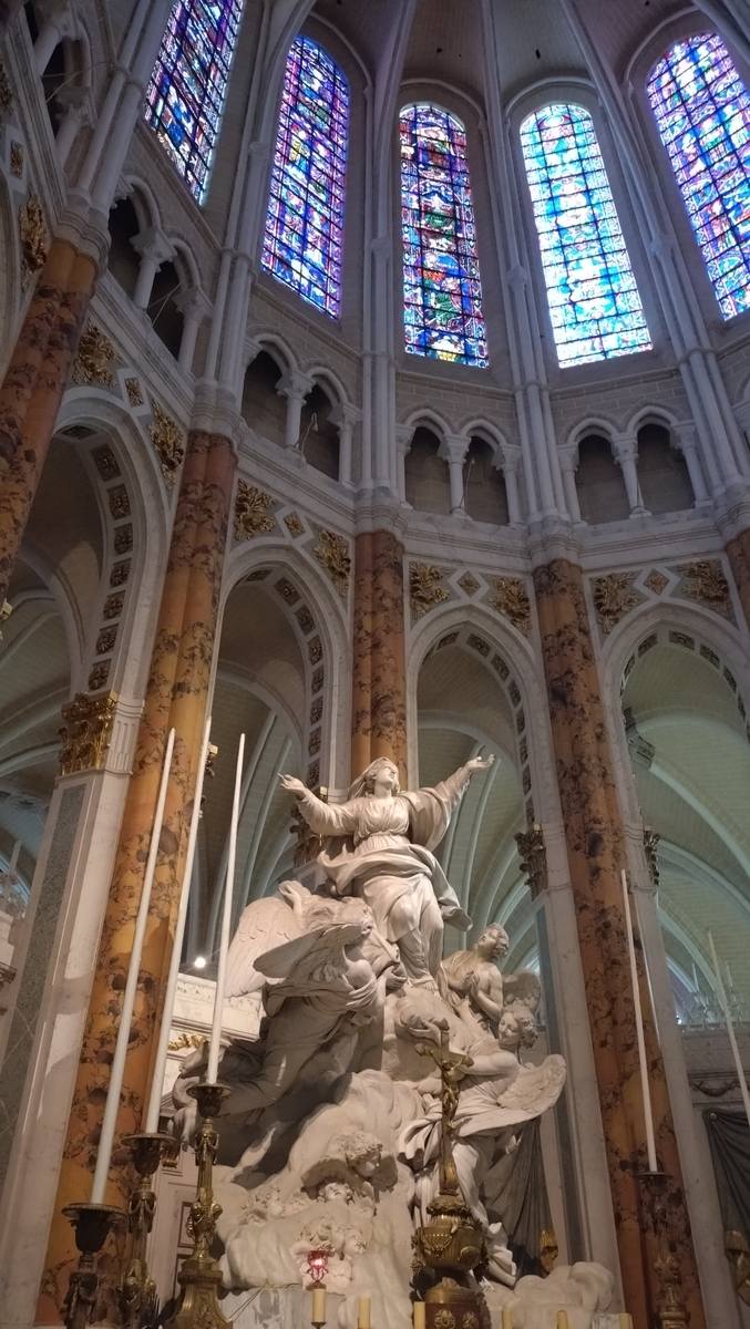 フランス、5つの都市の物語⑫は、シャルトル大聖堂です。パリから大