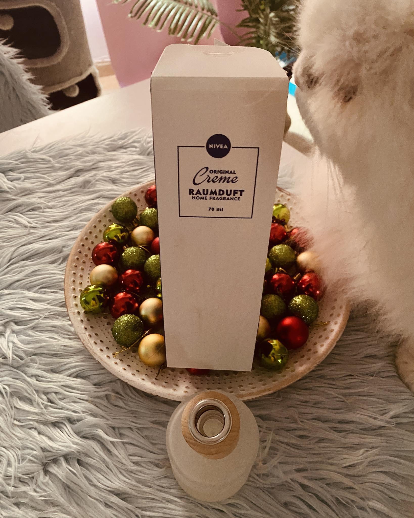 Meine letzte Reserve… Ich liebe diesen NIVEA-Raumduft. Im Winter hatte ich den immer überall stehen. Es roch herrlich nach Nivea-Creme. Nun habe ich meine letzte Reserve geöffnet. Sie kommt ins Esszimmer… Ich