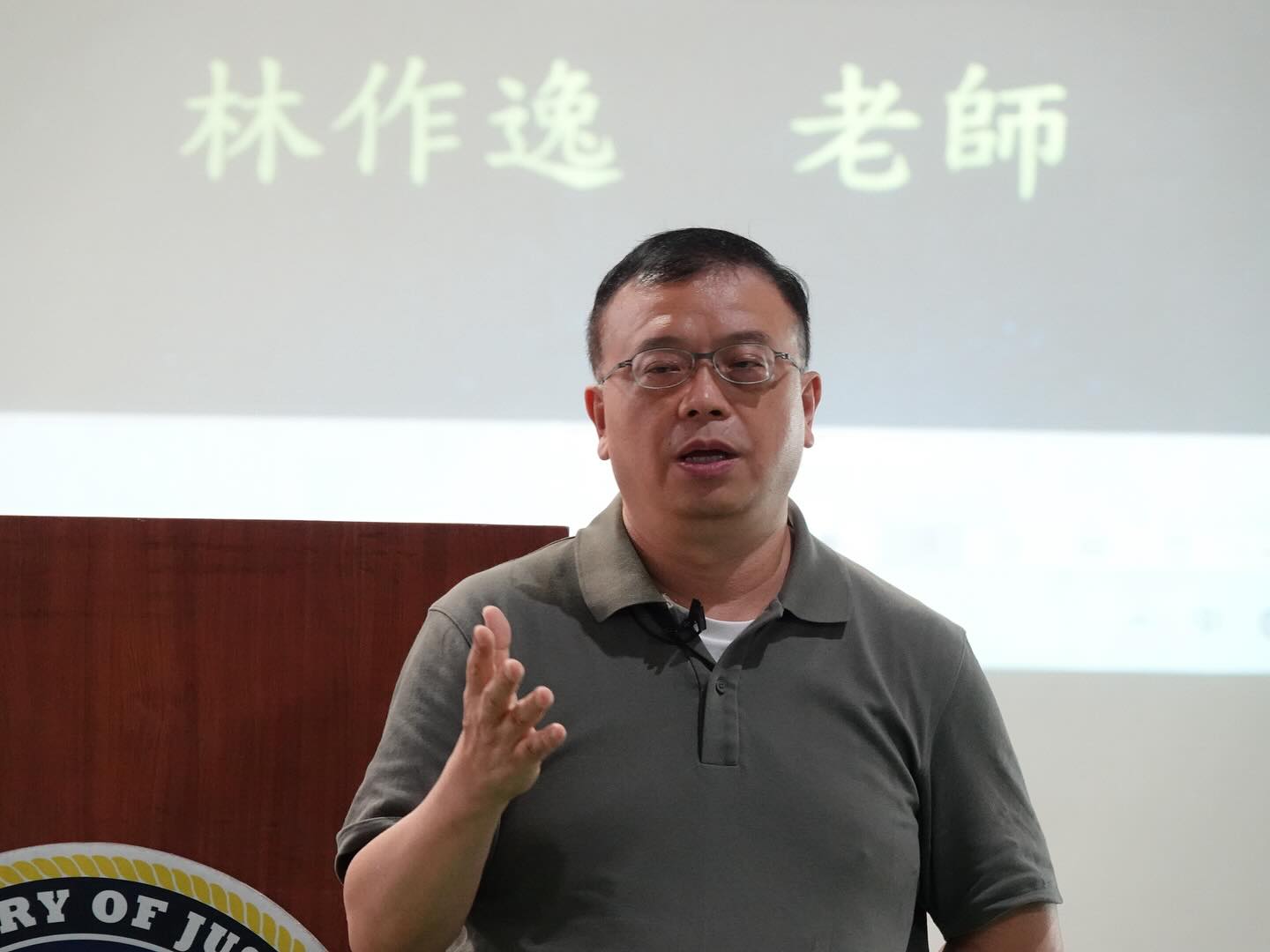 作逸 - 作逸在這裡。 如果你看過《我們六個》的真實故事，你知道，我曾是那個不斷搬家、努力學會「怎麼活下去」的孩子。長大後，我只想替還在風裡 ...