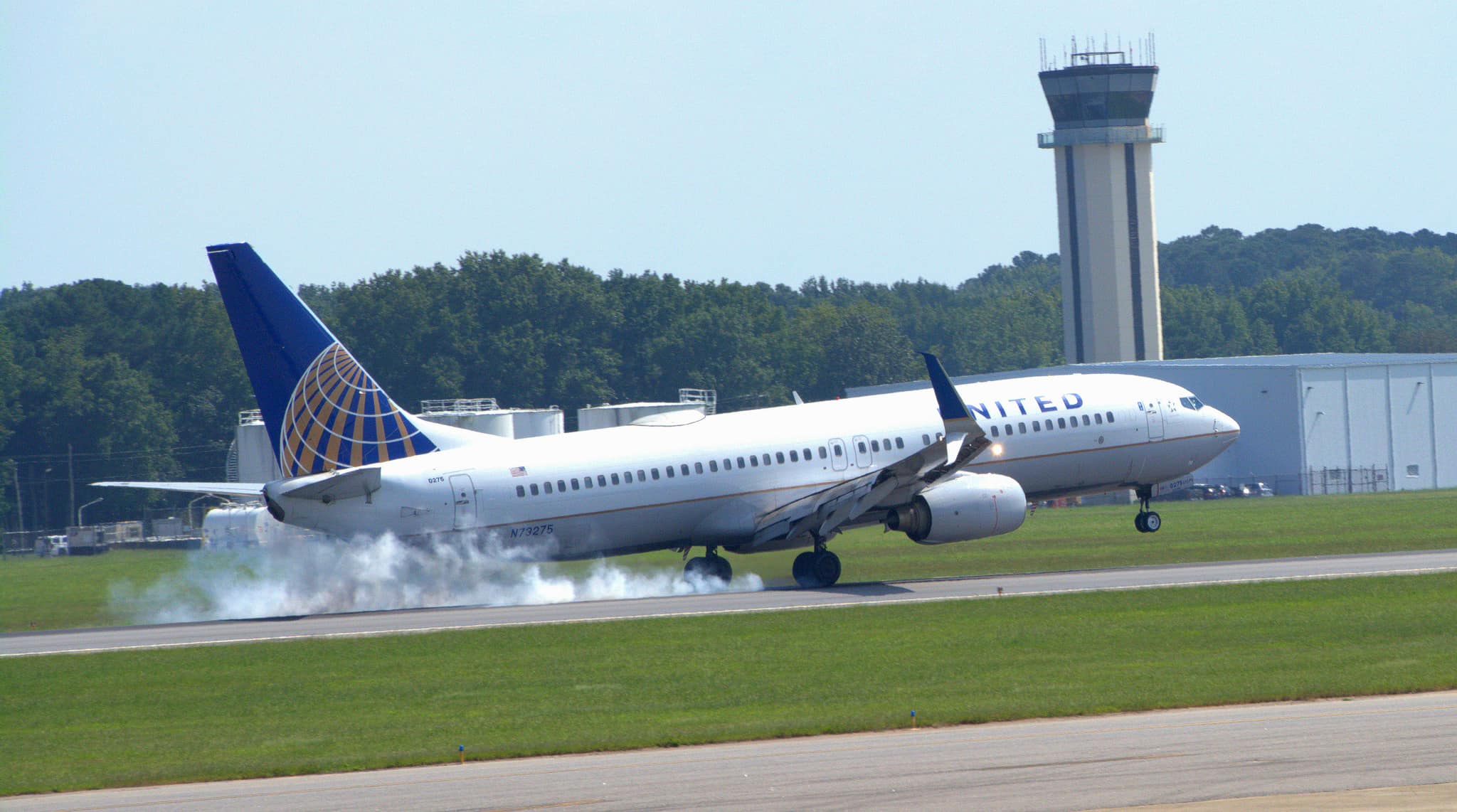 United Airlines 737-900 N68453 gliding in. Picture by Yours Truly.
