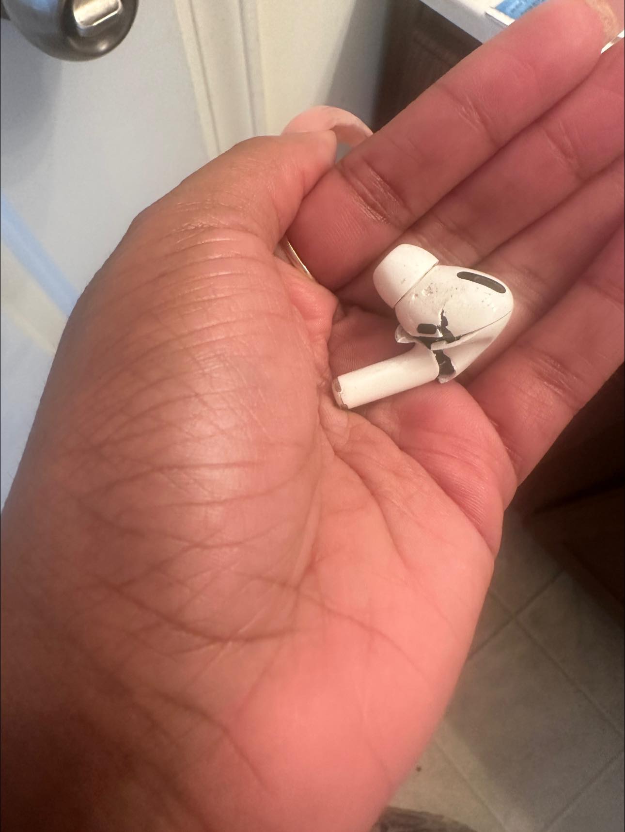 Accidentally damaged Apple AirPods Pro, reordered at a discount