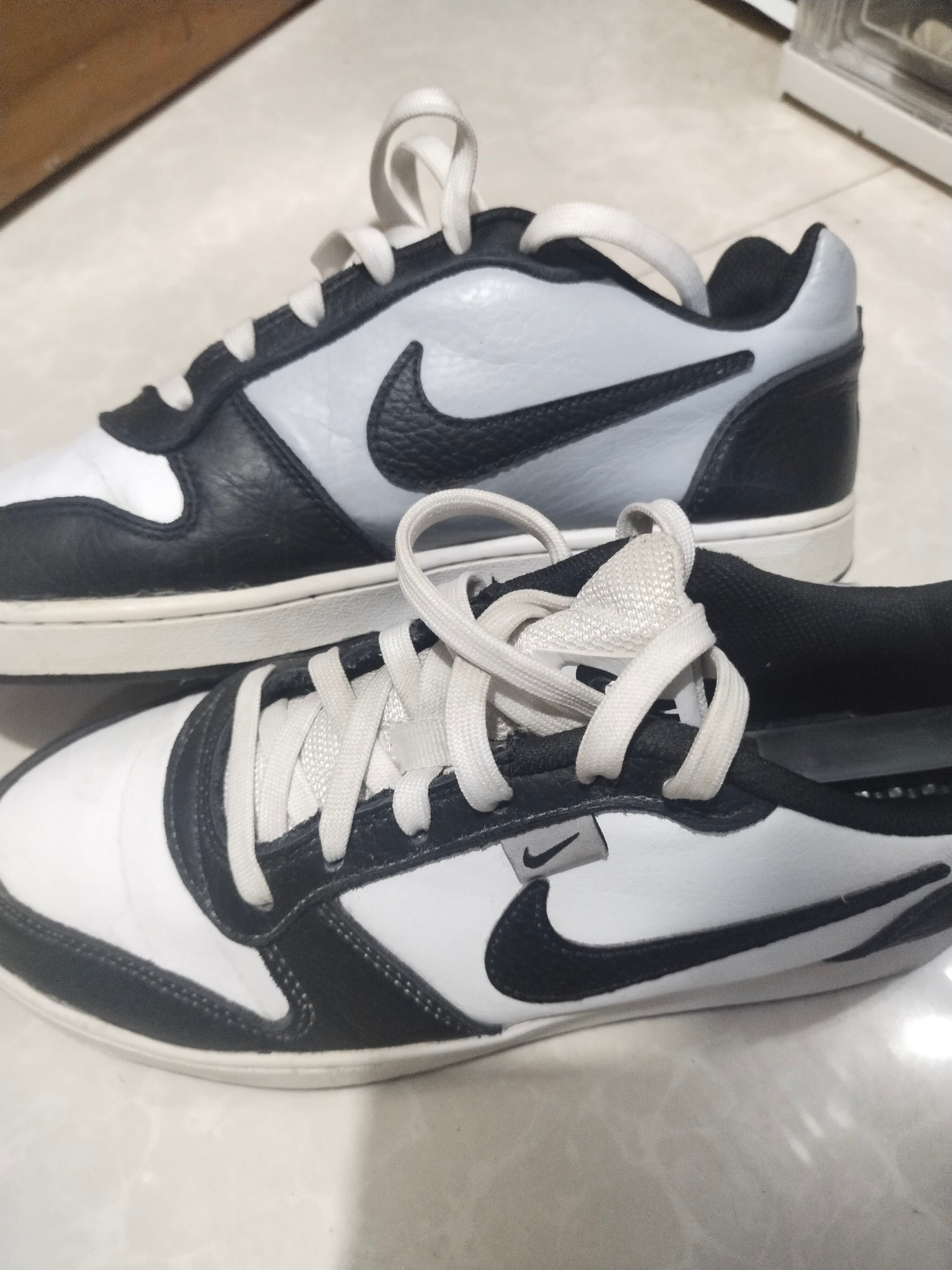 Nike ebernon low size 41 129.000 adidas Yung eregtei size 40