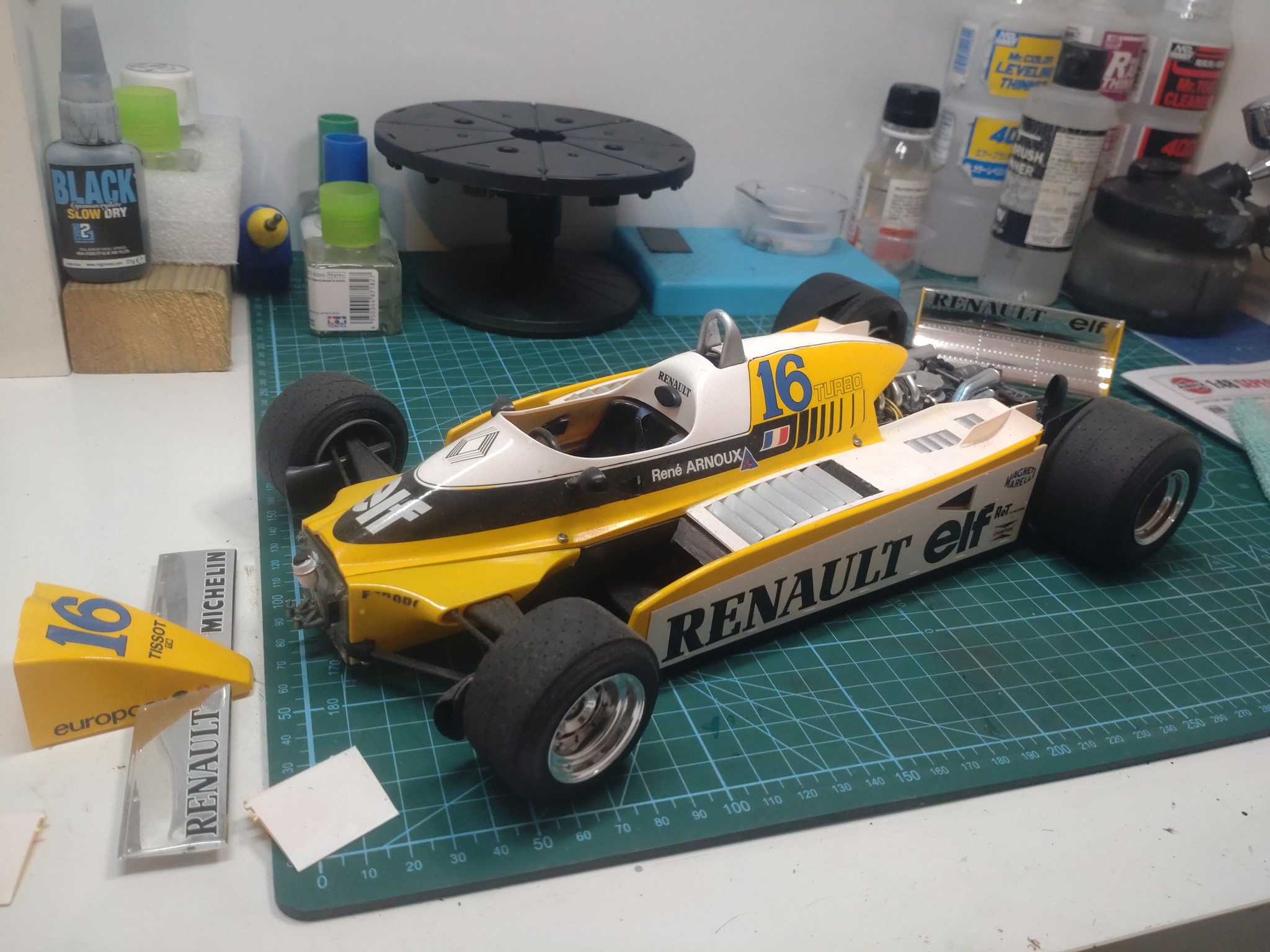 Finished Williams Renault FW19 model with Tameo kits