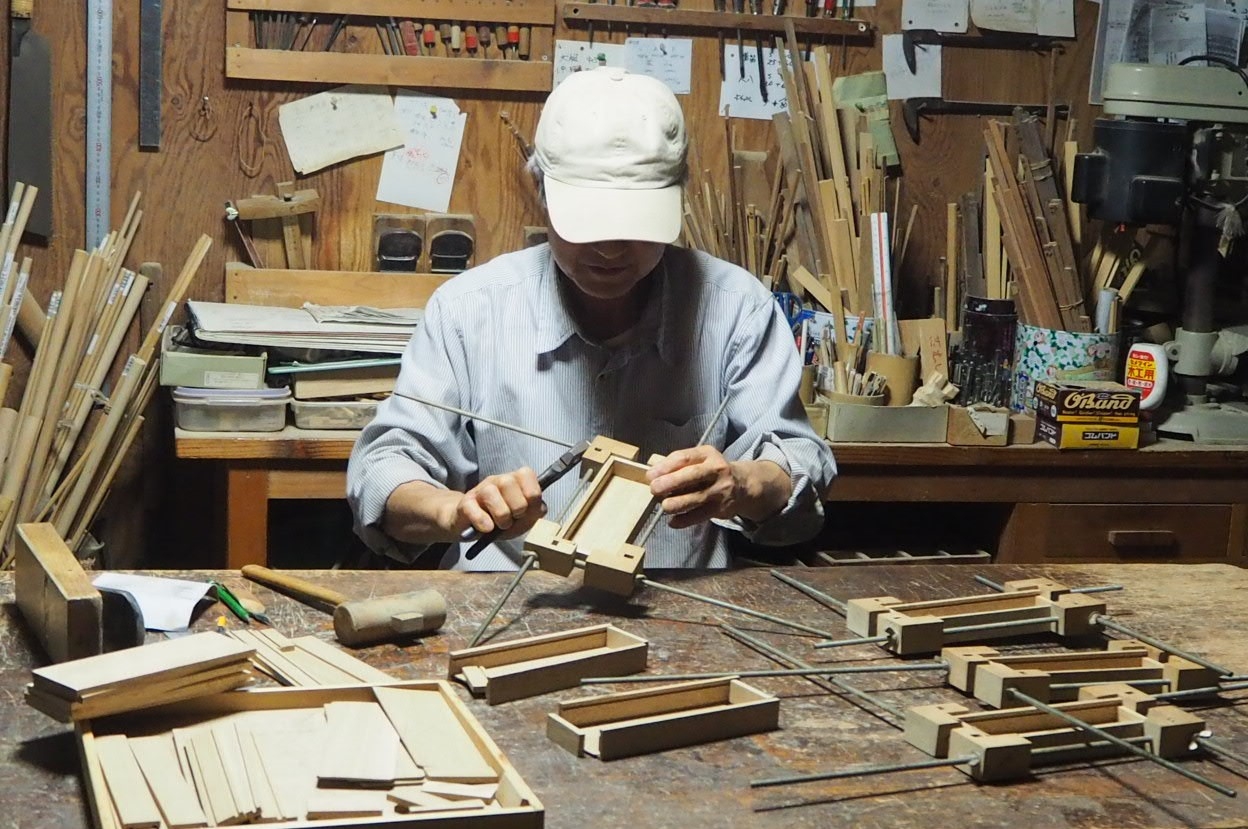Hiroko - 木の筆箱製作中1～組み立て～ 木の筆箱の側板と底板を自作の四方締め具で圧着します。 底板は側板に彫り込んだ溝に入れ込みますが ...
