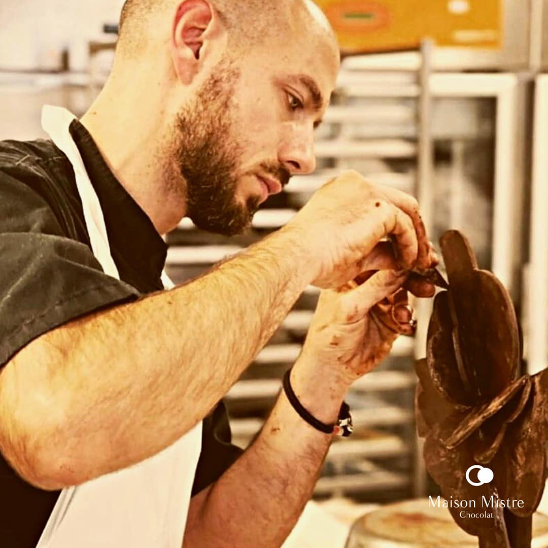 Maison - Notre talentueux chocolatier👨‍🍳, Damien, en train de réaliser ...