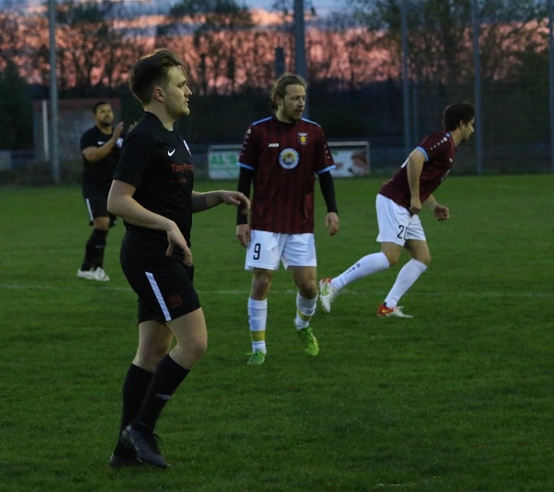 FC - Heute rollt um 18 Uhr beim SV Riedmoos wieder der Ball. Im dritten ...