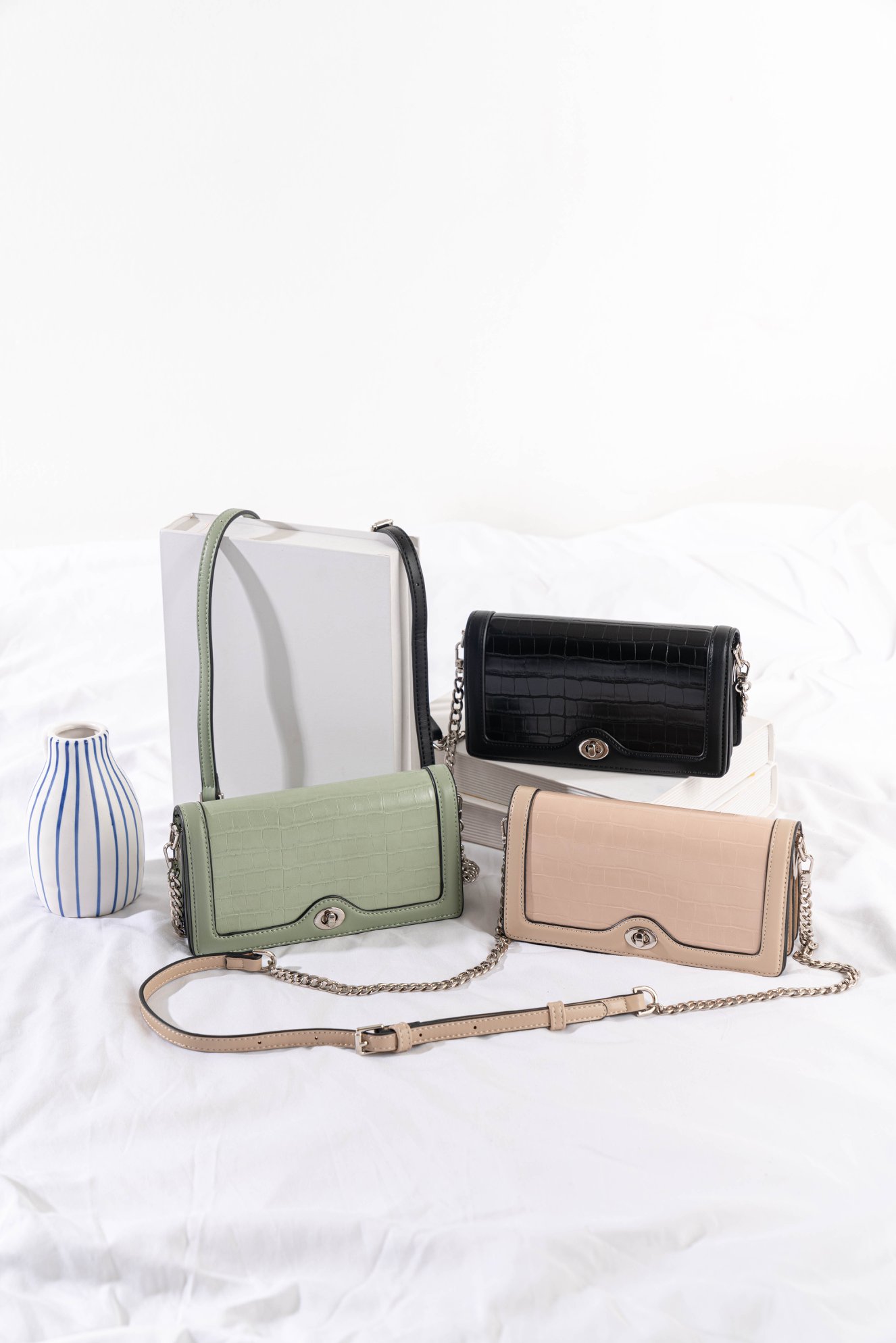 Perota - PEROTA “April” bag ราคา : 1,250 บาท มาพร้อมถุงผ้า... | Facebook