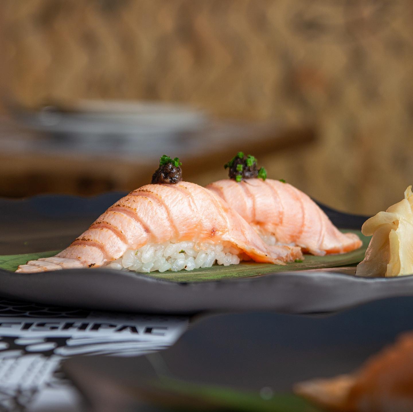Fishpac - • Muna • 🍣 Nigiri de lomo de salmón flambeado,...