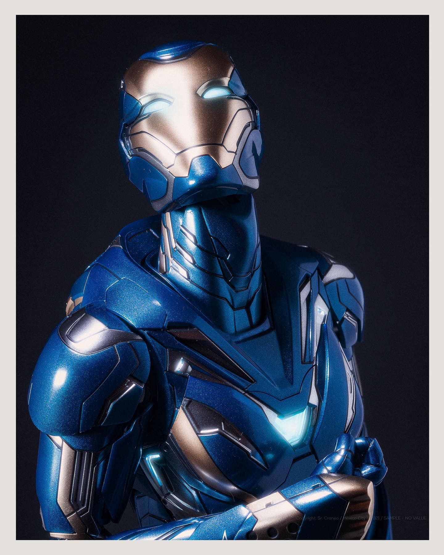 Photographing Mark XLIX Rescue figure from Hot Toys