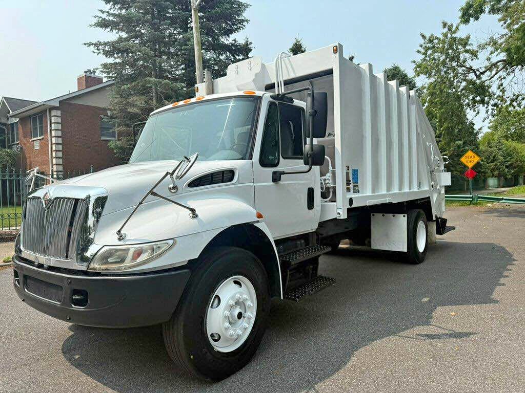 2003 International 4400 20 YARD REAR PACKER SINGLE AXLE GARBAGE ...