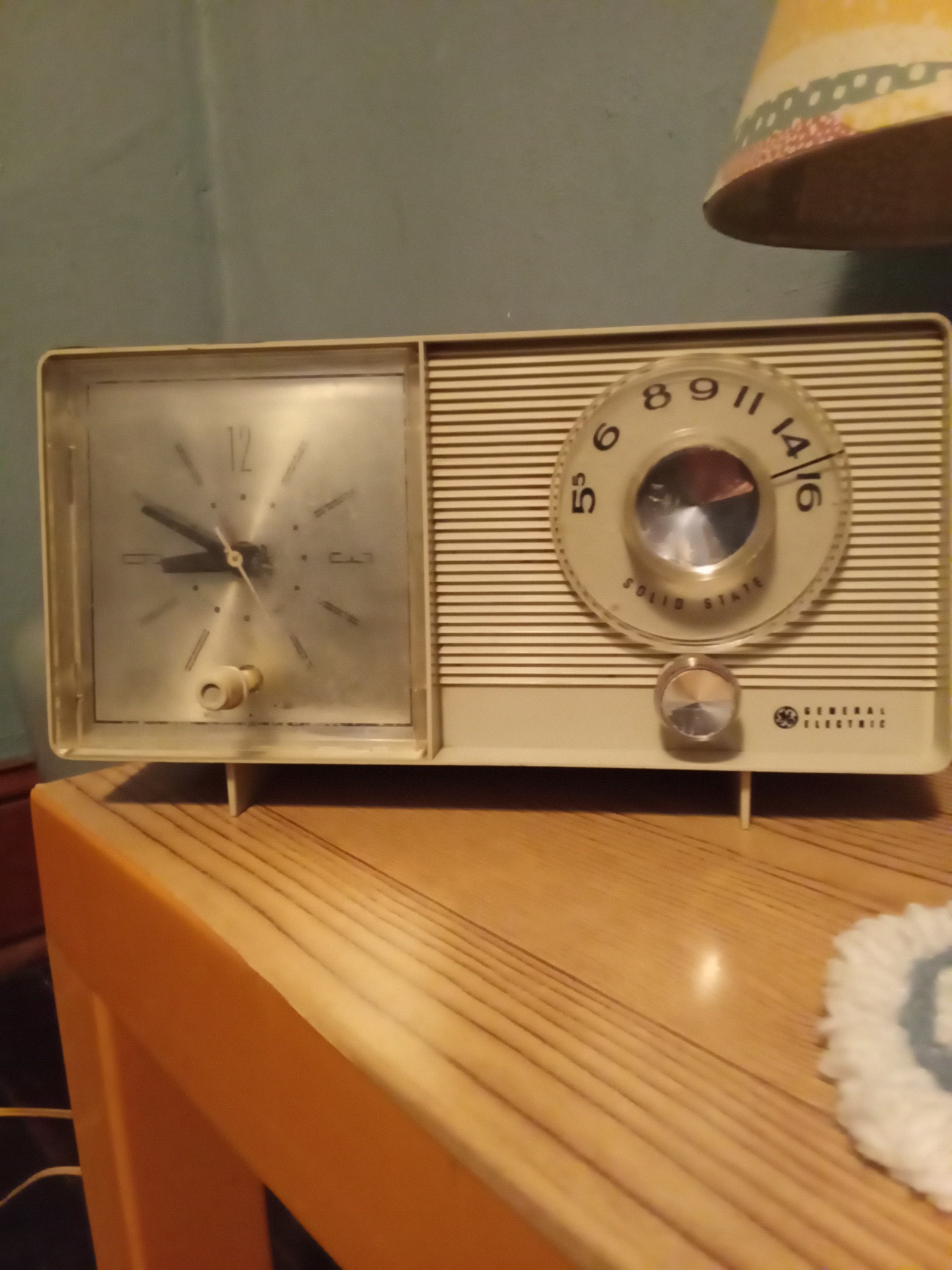 Vintage 1960s General Electric C517 clock radio