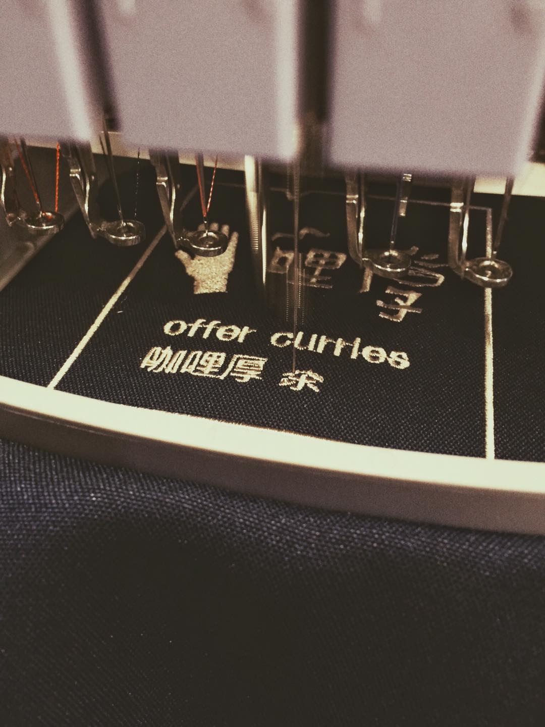 老強刺繡 - 替原本單調的工作圍裙增加一點色彩 可以客製化 繡上店裡logo或文字 或其他天馬行空的想法🎡 穿上後...