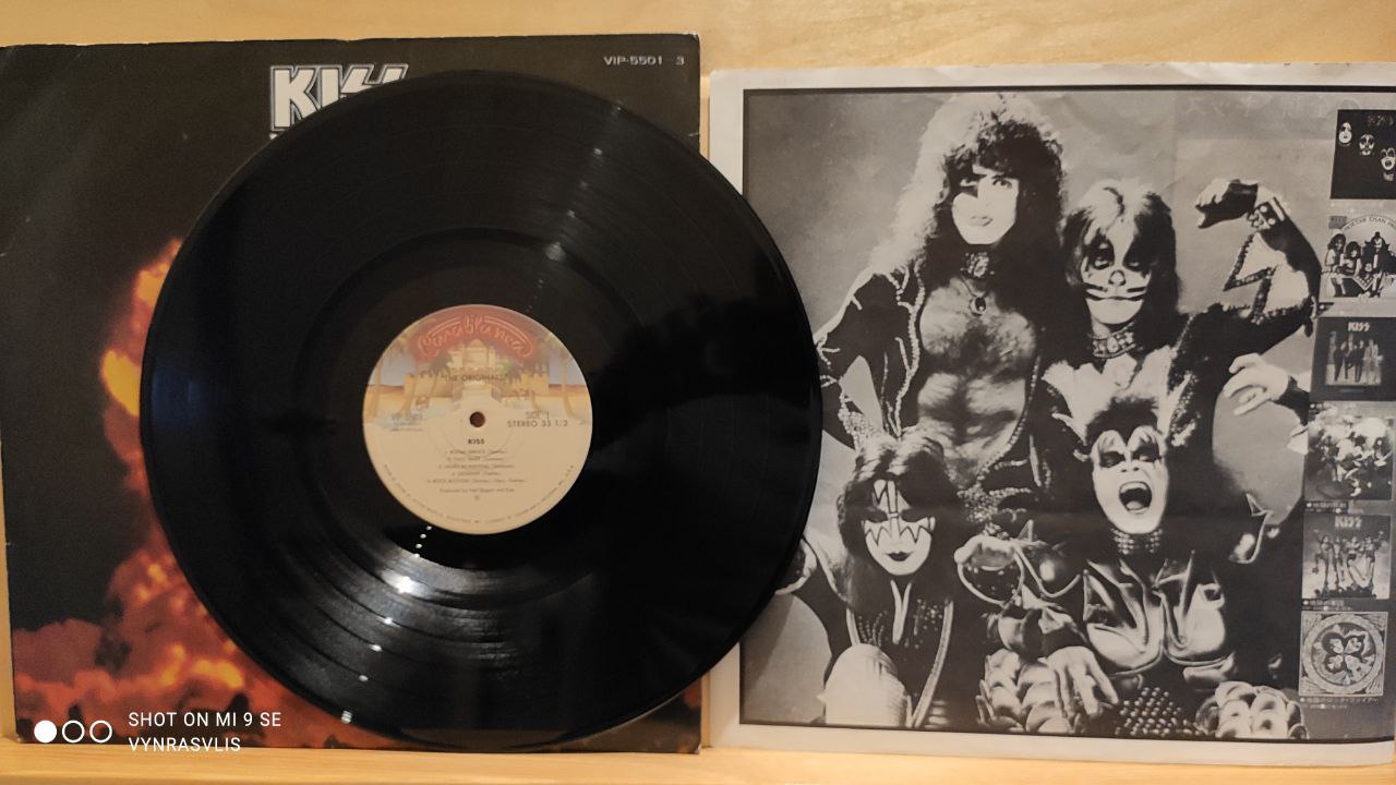 KISS - The Originals 3LP set details and packaging
