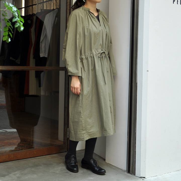 OUTIL / ROBE HELETTE】 ミストグリーンの色が自然に映える、 プル 