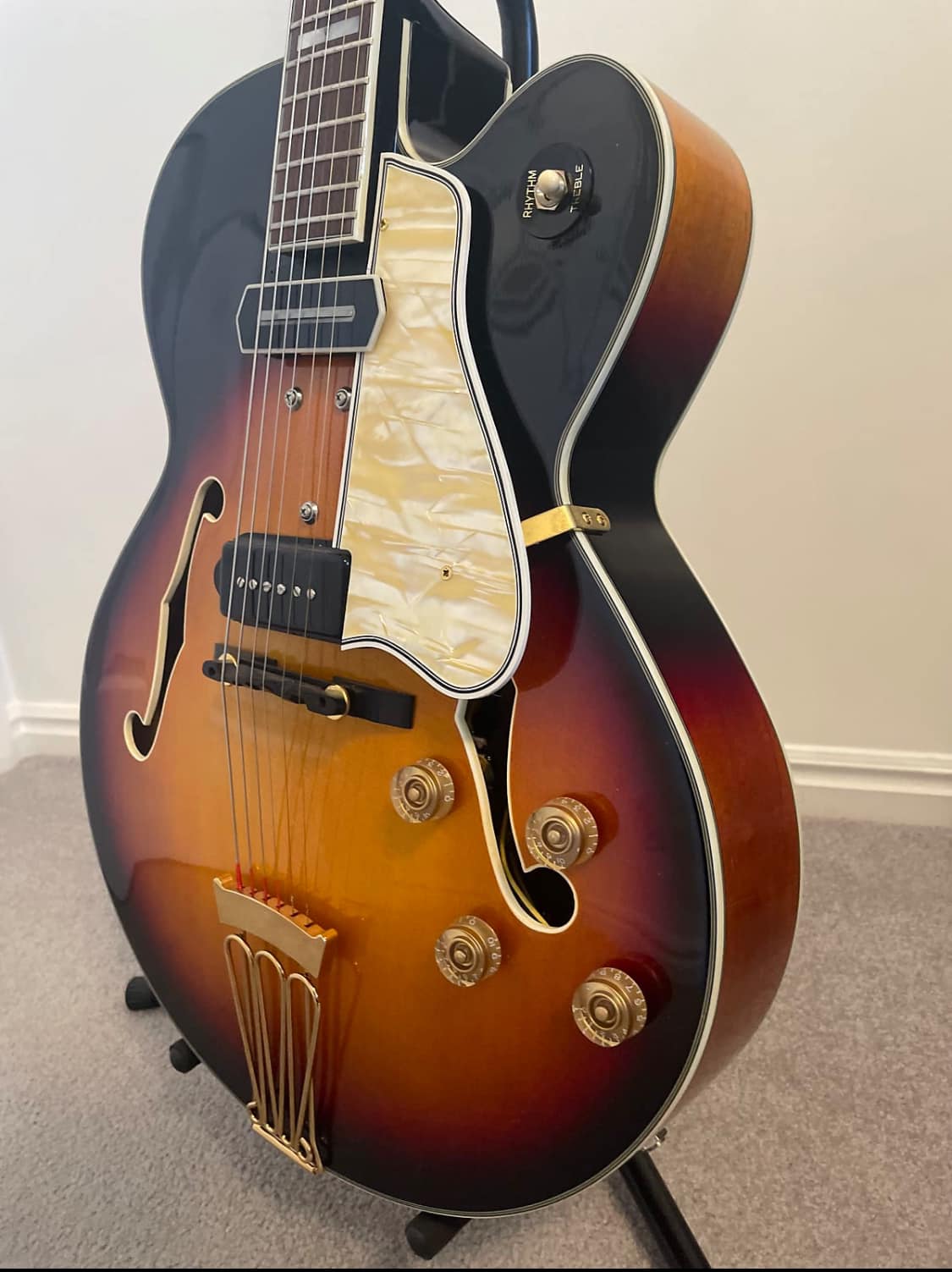 Customized Epiphone Broadway (2006): -P 90's -Bigsby B6 -New
