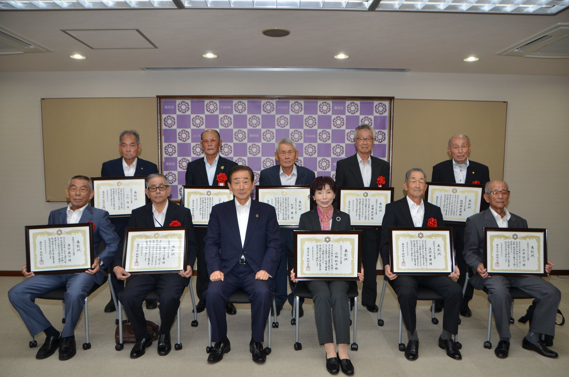藤枝市役所 - 【元気はつらつシニア大賞の授与式を開催】 こんばんは、「えだっこプレス」の中田です。 9月26日、市役所で、健康づくりや地域の ...