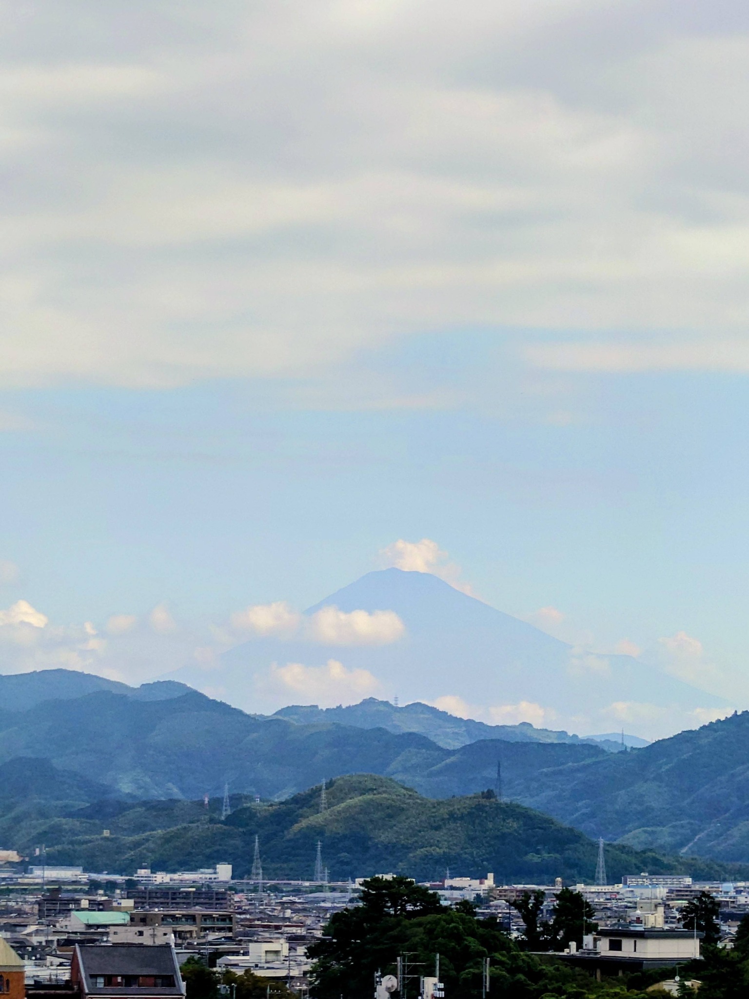 今朝の富士山です。涼しい風が吹いてます。