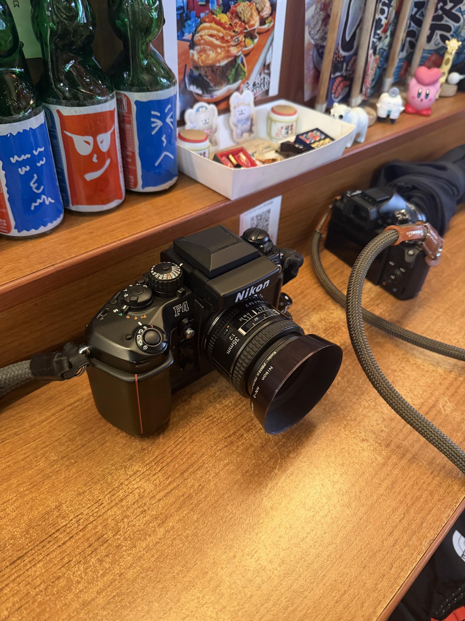 Is DW20 waist level finder for Nikon F4 supposed to lock and show