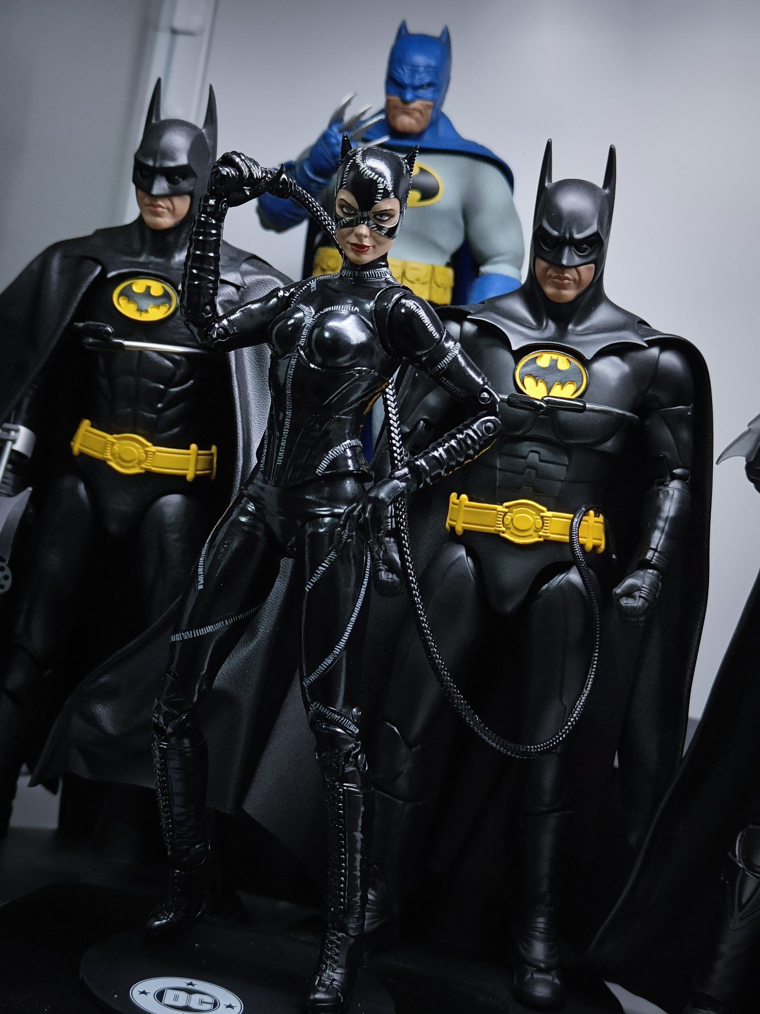 Does 1991 Batman Returns Catwoman fit with the Kenner Super Powers