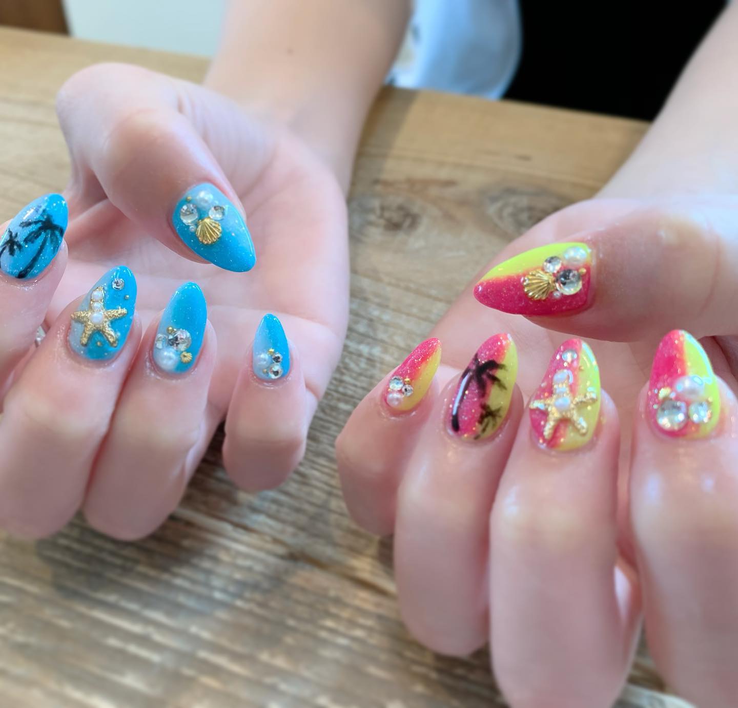 Nail Salon Clap Hands 派手な夏ネイル𓀫 若いわぁ 可愛いわぁ 羨ましいわぁ 𓁠 派手ネイル 夏ネイル サマーネイル ネオンカラーネイル 蛍光ネイル ブルーネイル 常夏ネイル ヤシの木ネイル 貝殻ネイル 海ネイル Summernails Neoncolornails Seanails